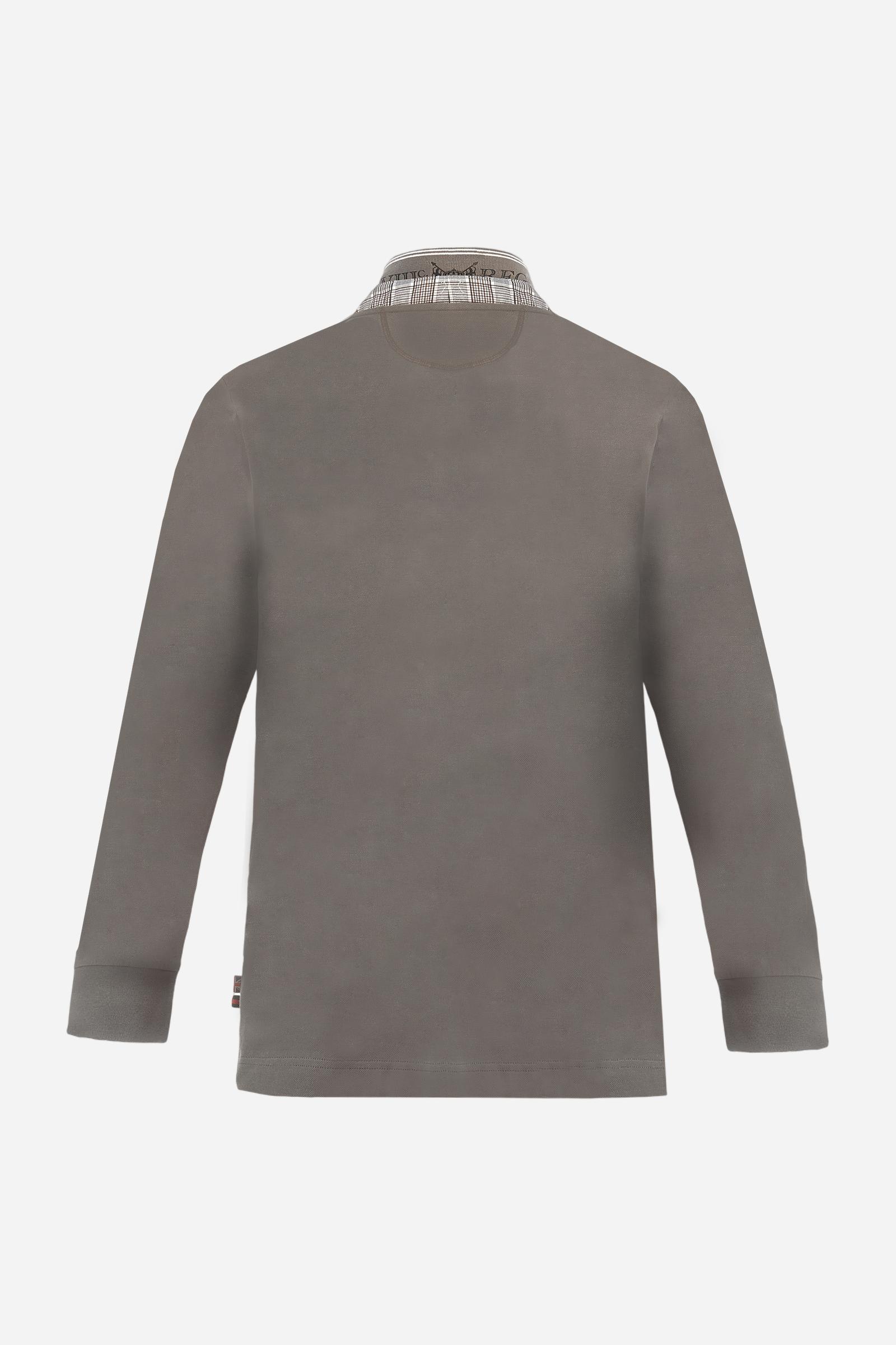 Long-sleeve polo shirt in stretch cotton jersey, soft and breathable. Ribbed collar with contrast striped edge and inner tartan ribbon. A colorful embroidered crest enriches the chest, complemented by a tonal embroidered logo under the placket with two personalized buttons. Regular fit for a versatile, timeless look. Model wears size L. - Falcon