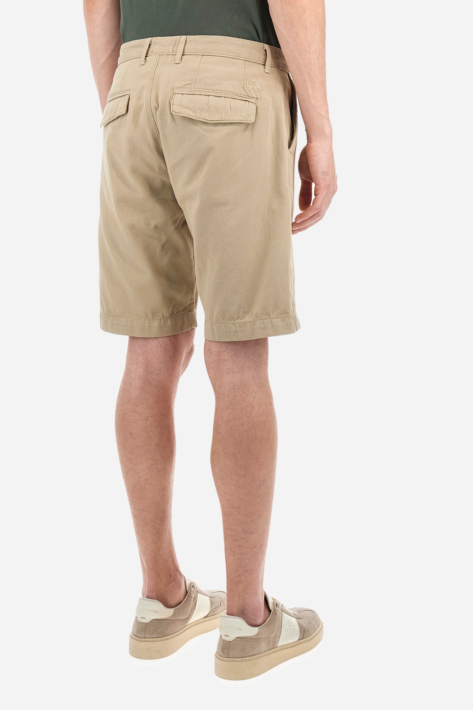 Men's plain Bermuda shorts made from a refined blend of cotton and linen. Fastened with a zip and faux horn button. The side pockets are slanted, while the welt back pockets feature flaps and concealed buttons. The logo, in tone-on-tone embroidery, appears above the right back pocket. Regular fit. The model is wearing a size 33. - Twill