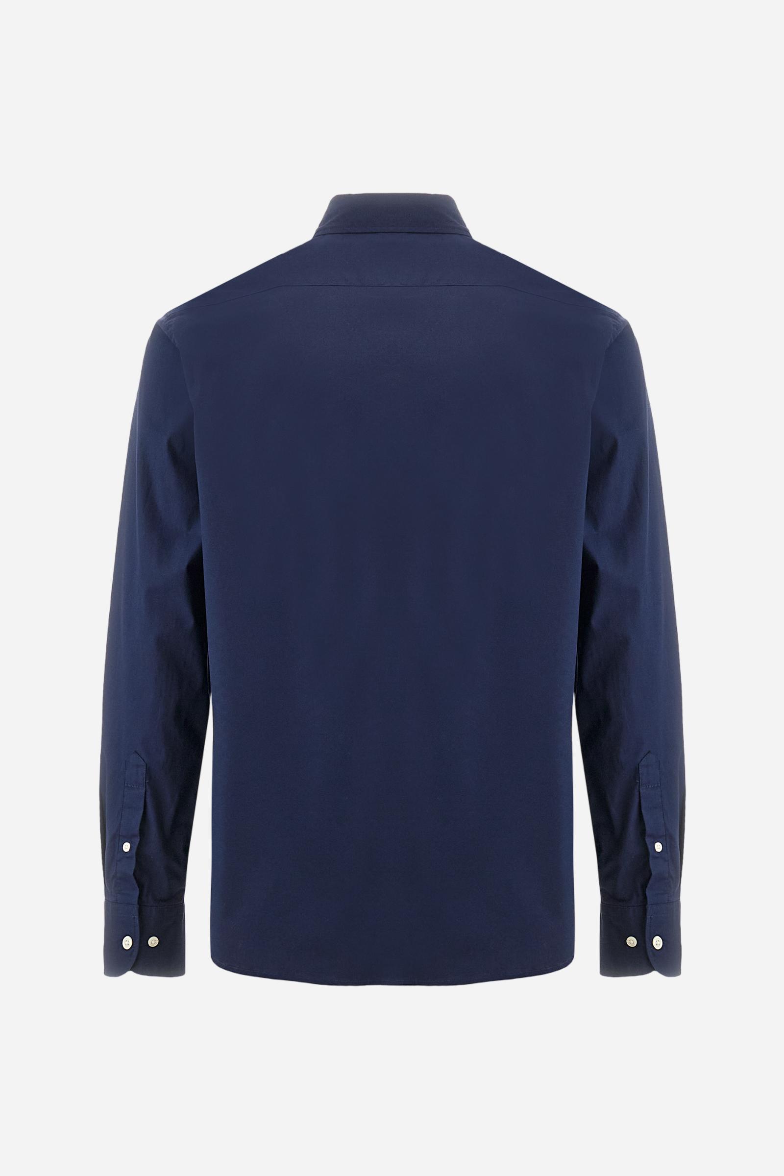 Men's plain long-sleeved shirt made from stretch cotton poplin for a comfortable fit. Featuring a button-down collar and woven labels at the bottom of the opening. A multicoloured logo is embroidered on the chest, over the heart, in contrasting thread. The slim fit ensures a sleek and modern look. The model is wearing a size L. - Navy