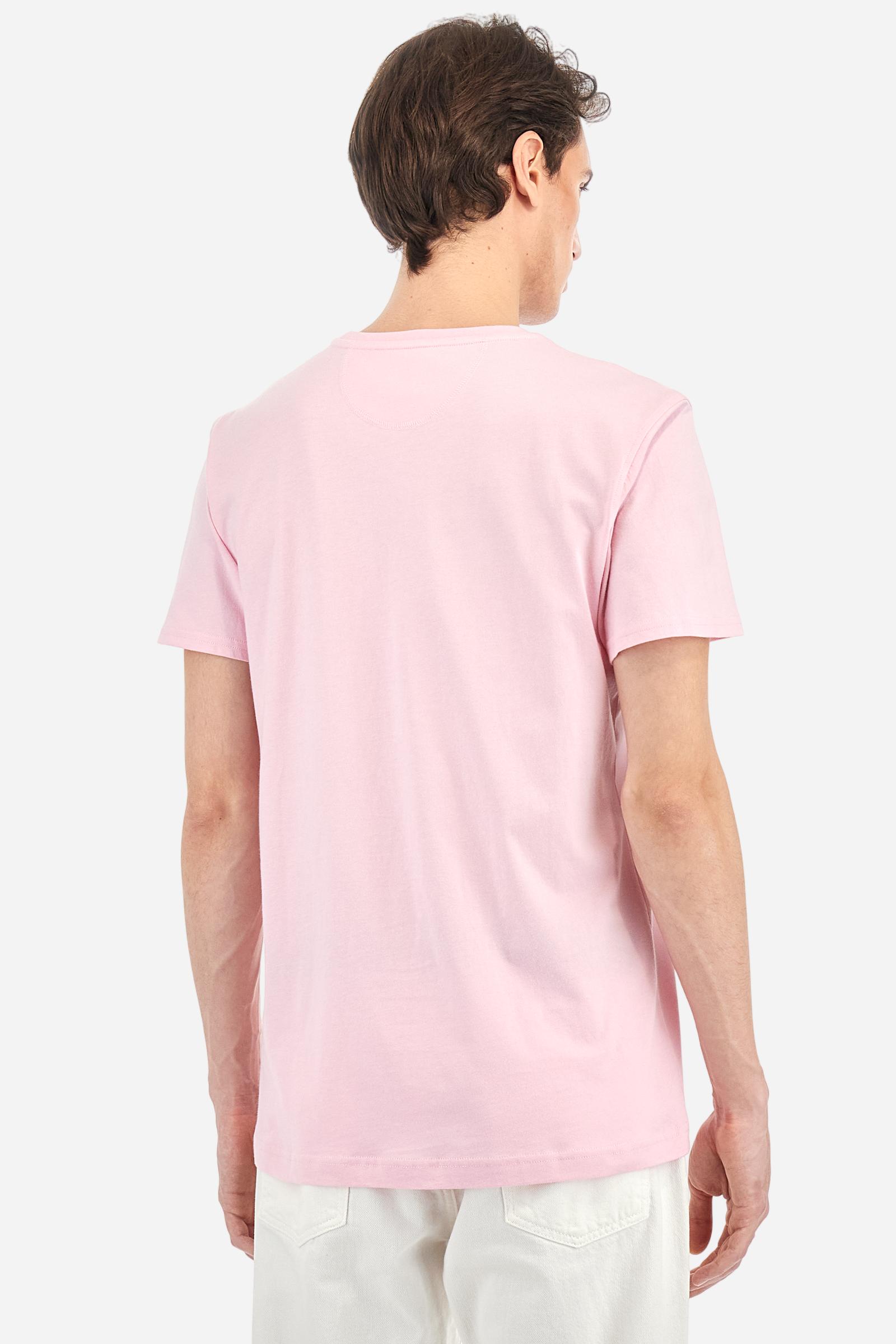 Men's short-sleeved crew-neck T-shirt in solid colour with embroidered logo in contrasting colour on the chest. Made of 100% cotton with a regular fit. It is perfect paired with Bermuda shorts or trousers for a casual and trendy look. Suitable for leisure time. The model is 187 cm tall and wears a size L. - Parfait Pink
