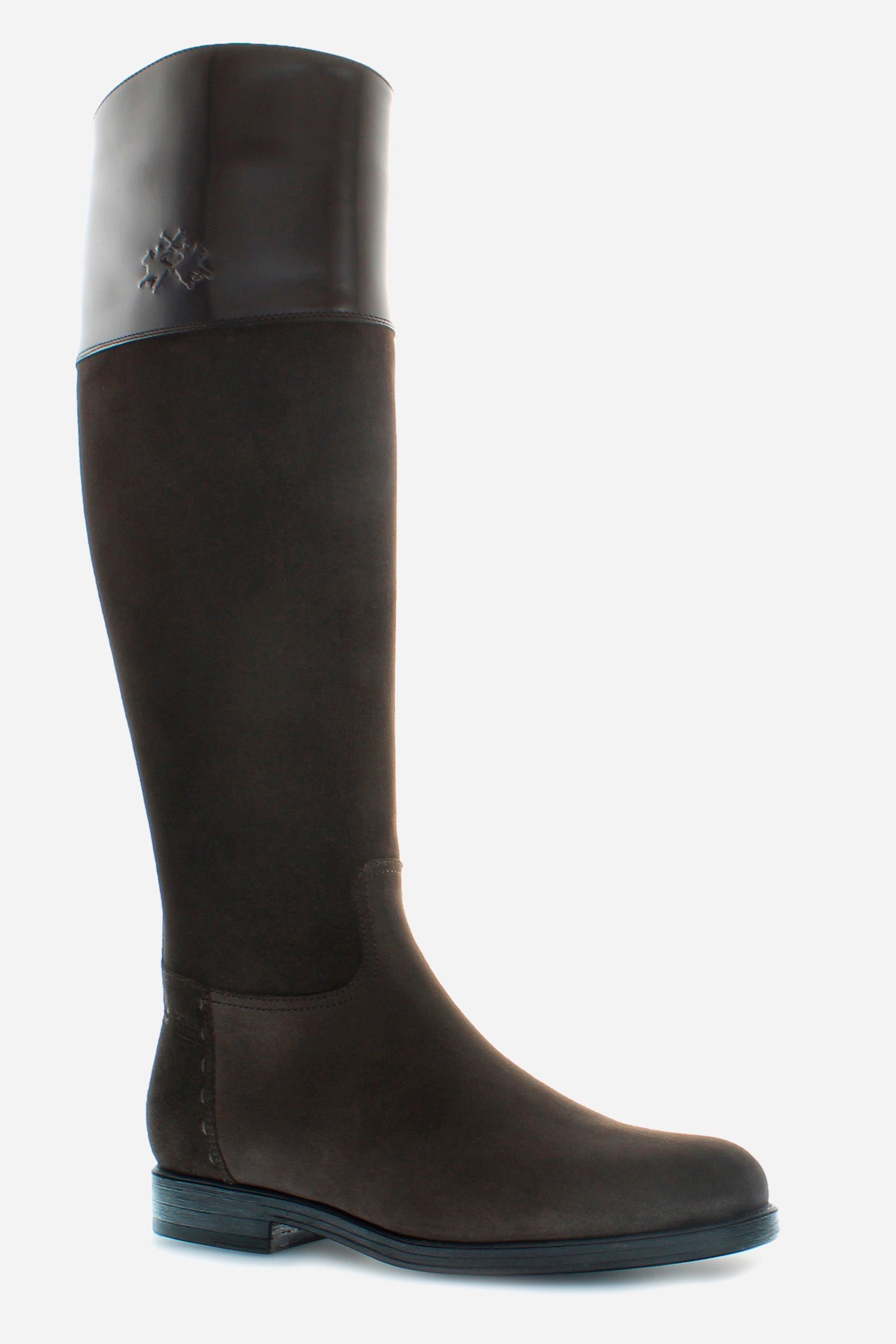 A clean-cut, equestrian-inspired women's boot in suede with soft cowhide at the top of the boot leg.An emblematic model with the unique savoir-faire of La Martina. The horse logo is embossed on the side upper leg. Customised metal rivet detailing on the lower side. This is complemented by the craftsmanship of the hand-stitching. With an extremely versatile and current country chic style. - DARK BROWN