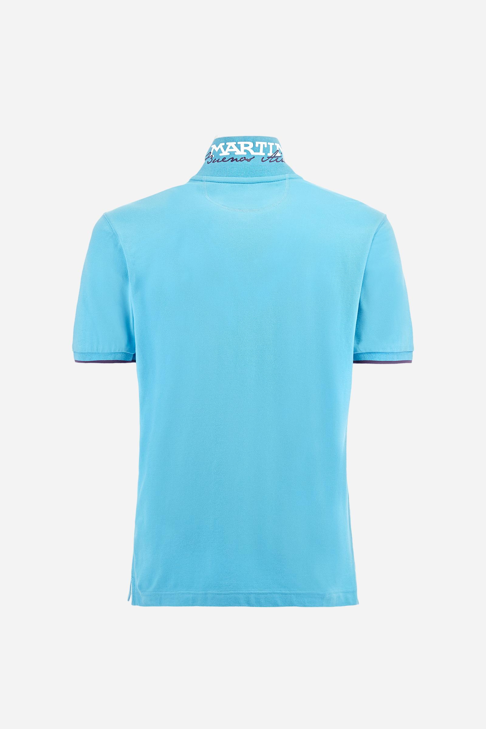 Short-sleeved, single-colour men's polo shirt made of stretch cotton piqué. Fastens with two buttons. The collar and cuffs are ribbed, and there is a colour-contrasting trim at the bottom of the collar. Inside the collar there is a grosgrain ribbon of a different shade. The logo is embroidered on the chest in a contrasting colour. The fit is slim. The model is wearing a size L. - Blue Mist