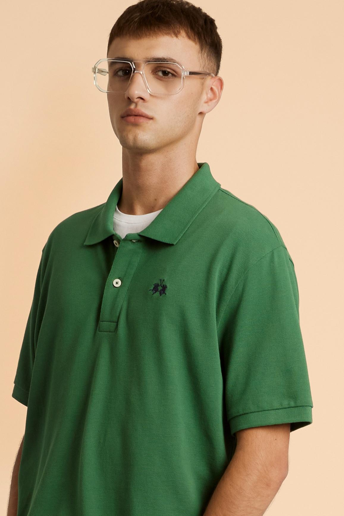 Men’s short sleeve polo shirt made of solid color 100% cotton piqué. Regular fit with two personalized buttons and classic ribbed collar and cuffs. Contrast color inner neck tape matched with the small embroidered brand logo on the chest. The model wears size L. - Amazon