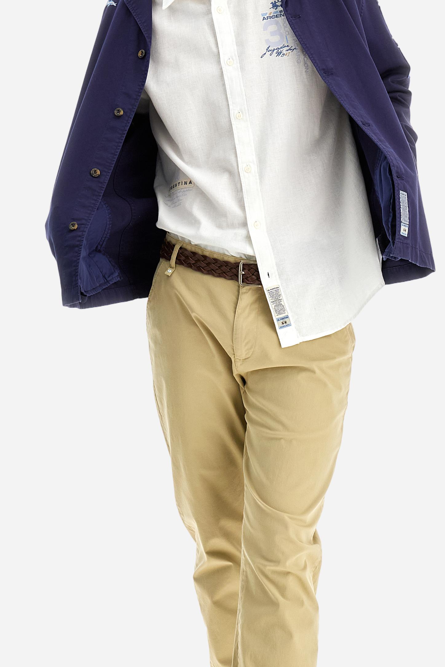 Men's plain long-sleeved shirt made from cotton and linen canvas. Featuring a button-down collar and sleeve openings embellished with contrasting fabric details. The graphic on the chest, over the heart, is created using a combination of embroidery and printing techniques to add a distinctive touch. On the side, at the front, there is a ribbon embroidered with the word Argentina, topped with a print. Regular fit. The model is wearing a size L. - Optic White