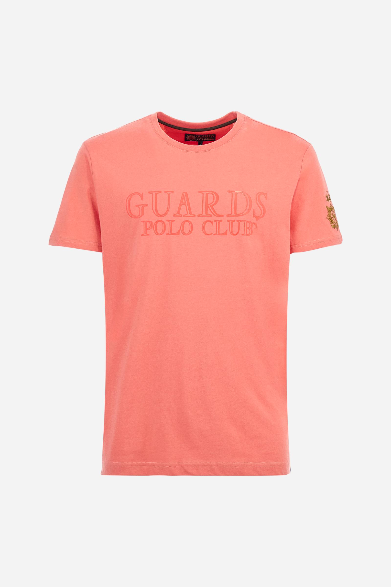 Men's solid color Guards T-shirt, made of cotton jersey. Crew neck. The front features a rubberized print of the line's name. On the left sleeve, the Guards emblem and the brand's logo are embroidered. The fit is regular. The model is wearing size L. - Spiced Coral