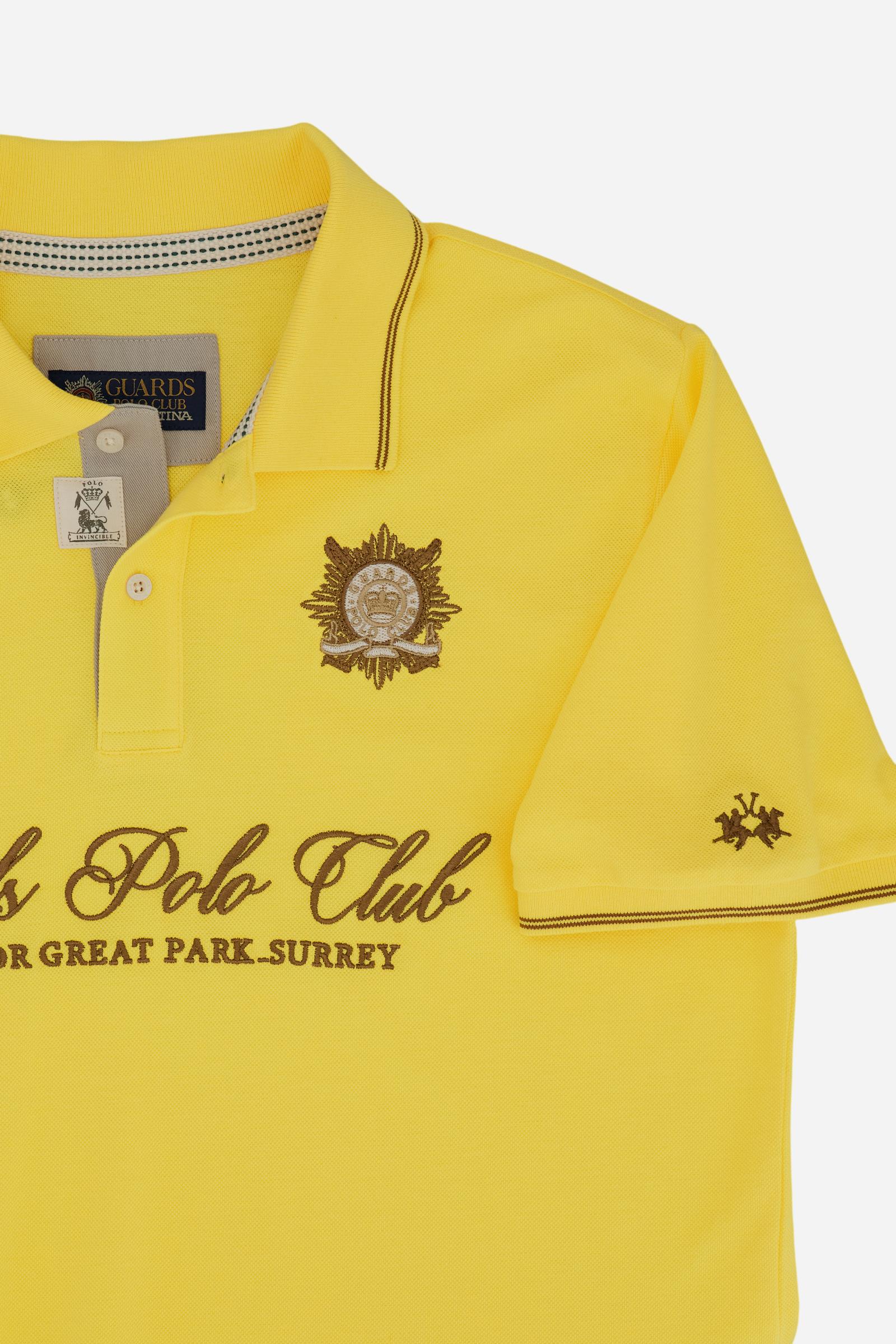 Men’s short-sleeve polo in solid-colour cotton piqué. Two-button placket with contrast tape, ribbed collar and cuffs with fine contrast stripes. Small crest label applied on the placket, coordinated with the internal neck sweatband. Guards Polo Club graphics are embroidered in contrast on the chest. Contemporary fit with slightly higher armholes and balanced length. The model wears size L. - Empire Yellow