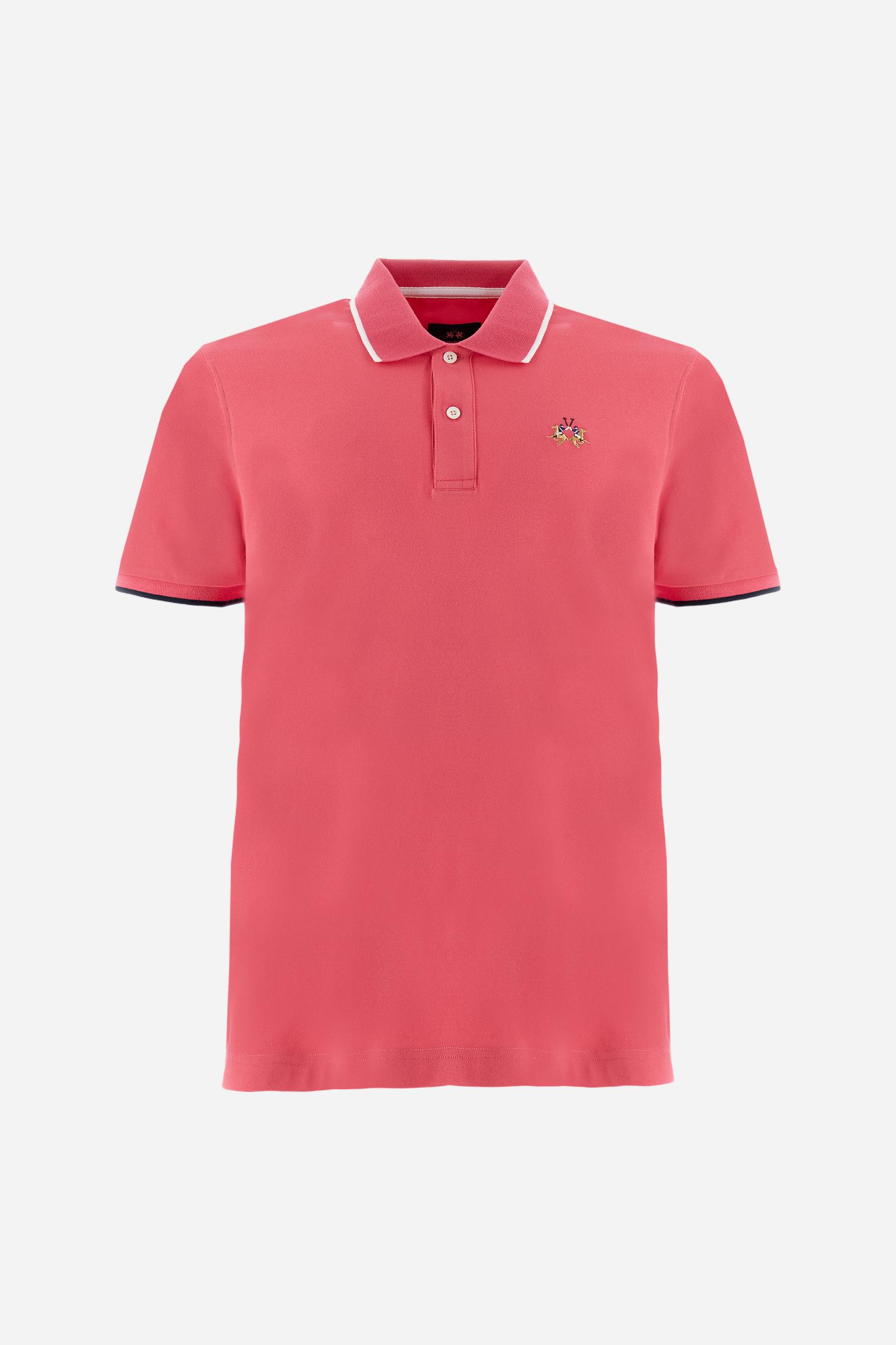 Short-sleeved, single-colour men's polo shirt made of stretch cotton piqué. Fastens with two buttons. The collar and cuffs are ribbed, and there is a colour-contrasting trim at the bottom of the collar. Inside the collar there is a grosgrain ribbon of a different shade. The logo is embroidered on the chest in a contrasting colour. The fit is slim. The model is wearing a size L. - Honey Suckle