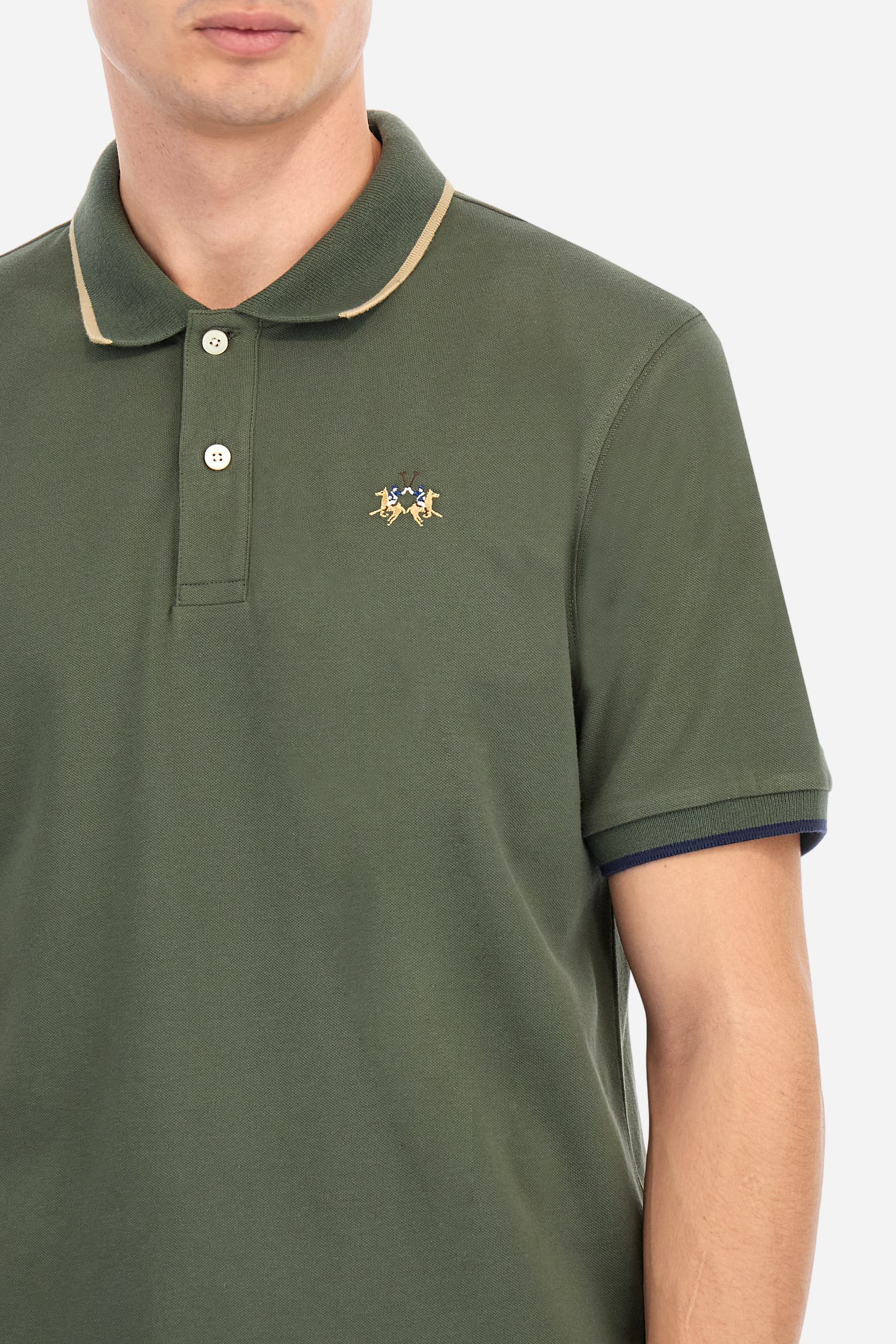 Short-sleeved, single-colour men's polo shirt made of stretch cotton piqué. Fastens with two buttons. The collar and cuffs are ribbed, and there is a colour-contrasting trim at the bottom of the collar. Inside the collar there is a grosgrain ribbon of a different shade. The logo is embroidered on the chest in a contrasting colour. The fit is slim. The model is wearing a size L. - Thyme