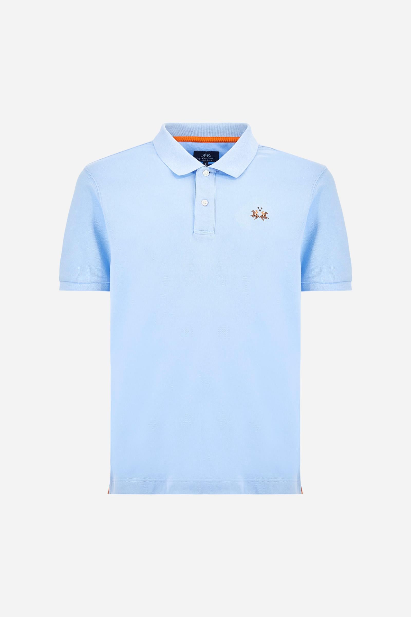 Men's plain short-sleeved polo shirt made from stretch piqué. Two-button fastening. The collar and cuffs are made from tone-on-tone ribbed fabric. Under the collar, there is a contrasting fabric panel with embroidered multicoloured lettering. The logo is embroidered on the left side of the chest in contrasting thread. Slim fit. The model is wearing a size L. - Vista Blue