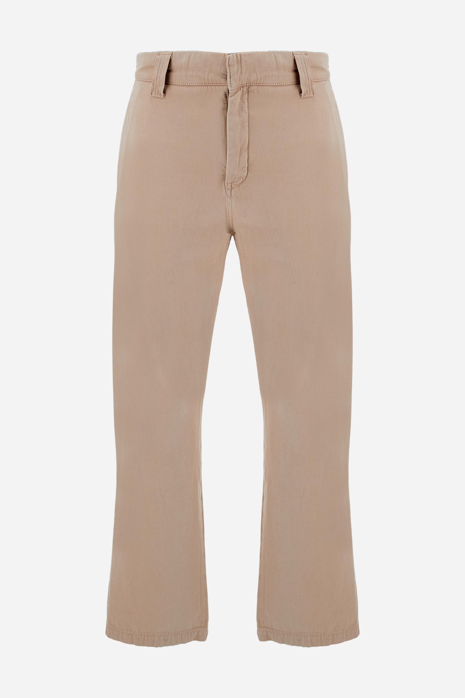 Men's chino trousers made from a lightweight cotton and linen blend fabric in solid color. The model features a classic zip and button closure, reinforced belt loops and side slant pockets. The back features welt pockets closed with customized horn-effect buttons. The regular cut with straight leg ensures comfort and freedom of movement. The Black Label Edition label is applied above the back pocket. The model is wearing size L. - Humus