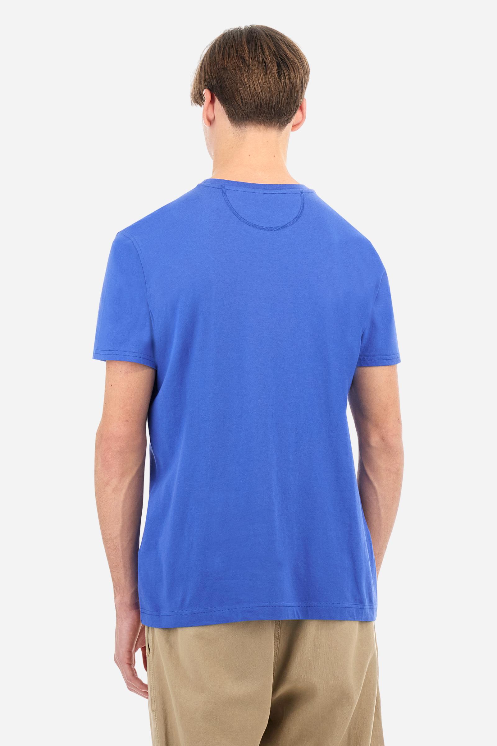 Men's solid color T-shirt, made of cotton jersey. Crew neck. The front features the La Martina text in print. The logo is embroidered on the front, in the center of the chest. The fit is regular. The model is wearing size L. - Dazzling Blue