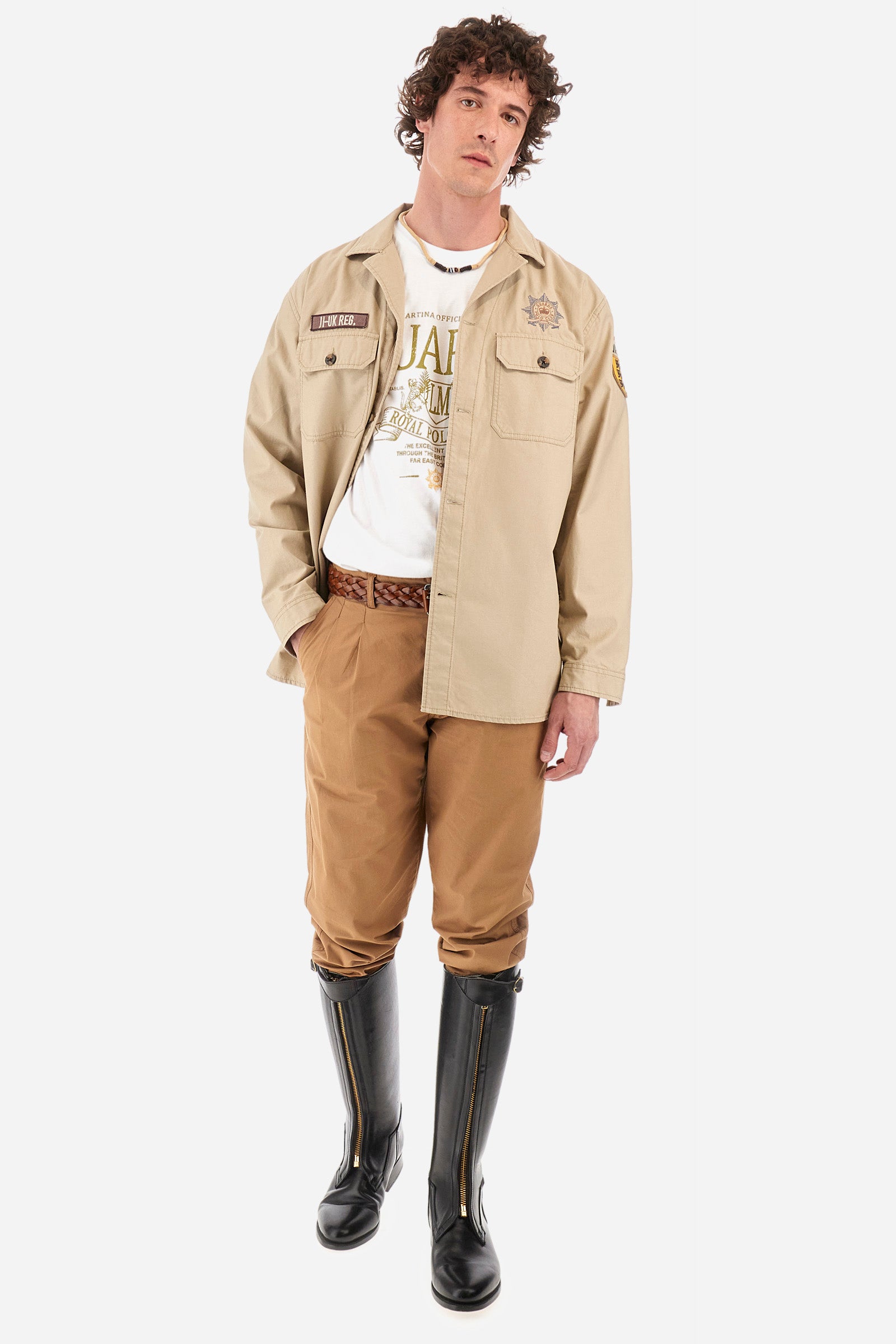 Men’s solid color shirt with long sleeves, Saharan style. Made of 100% cotton. Bowling collar. Cuffs with buttons. Patches applied on the sleeves and front identify the Guards capsule. Two pockets with button on the front. The fit is regular. The model wears a size L. - Tidal Foam