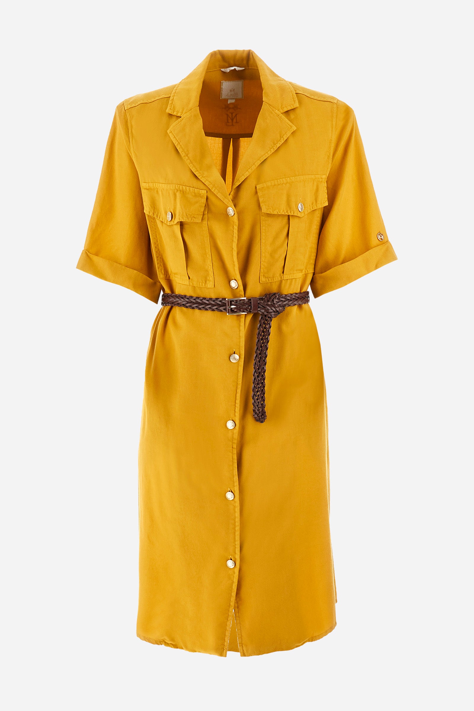 Women’s short-sleeved dress in solid color, made of twill tencel fabric. Flared silhouette, length above the knee. Waist marked by the belt supplied with the head, England capsules. V-neck and button closure. Two front pockets, also with button closure. On the back embroidery of La Martina logo tone on tone. The fit is regular. The model wears a size IT40. - Arrowwood