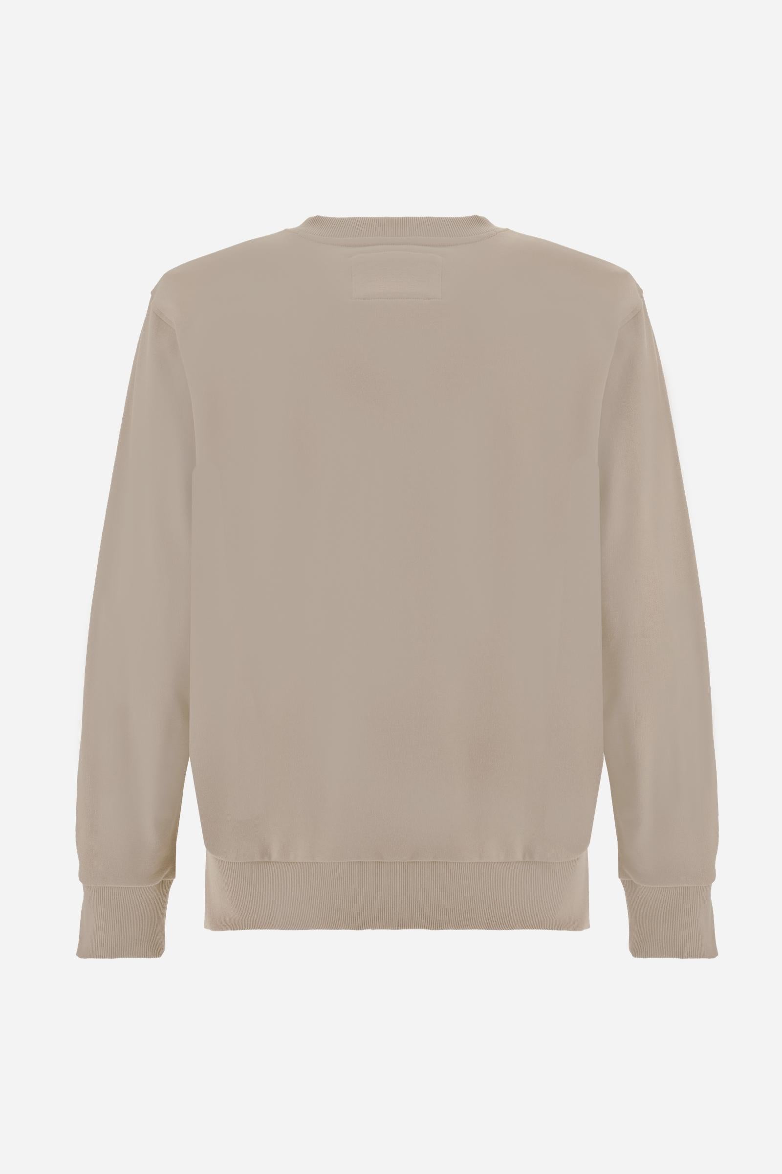 Men's crew-neck sweatshirt with long sleeves made from 100% cotton diagonal fleece. The model features ribbed collar, cuffs and hem in matching tone. The regular fit is enhanced by a modern cut with slightly structured shoulders. The design is distinguished by the exclusive maxi 3D embroidered brand logo in contrasting color on the chest. The model is wearing size L. - Humus