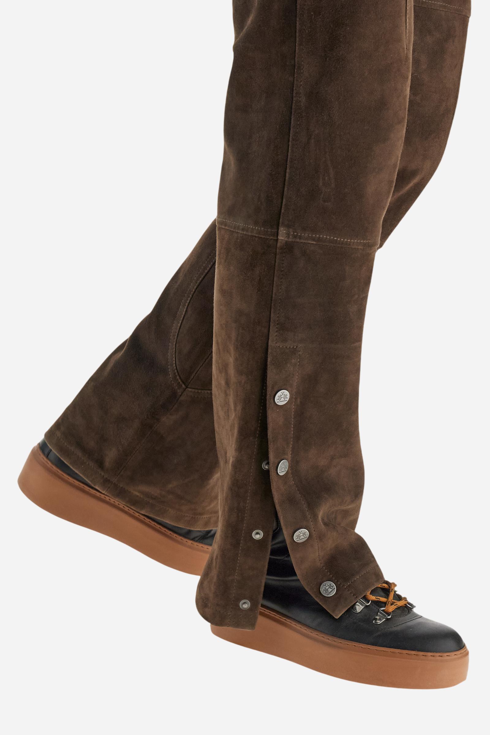 Women’s long trousers in soft suede with metal zip and personalised button closure. Vertical front zip pockets and snap buttons at the hem to customise the opening. Tone-on-tone embroidered logo above the back pocket. Straight fit with relaxed leg enhancing the silhouette without constraining it. The model wears size L. - Java