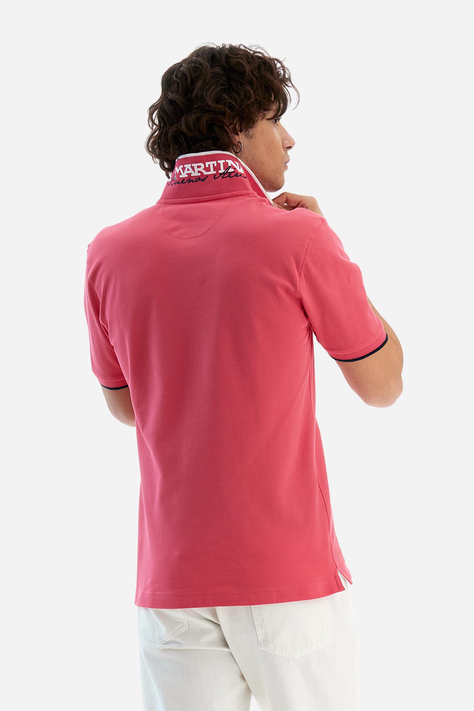 Short-sleeved, single-colour men's polo shirt made of stretch cotton piqué. Fastens with two buttons. The collar and cuffs are ribbed, and there is a colour-contrasting trim at the bottom of the collar. Inside the collar there is a grosgrain ribbon of a different shade. The logo is embroidered on the chest in a contrasting colour. The fit is slim. The model is wearing a size L. - Honey Suckle