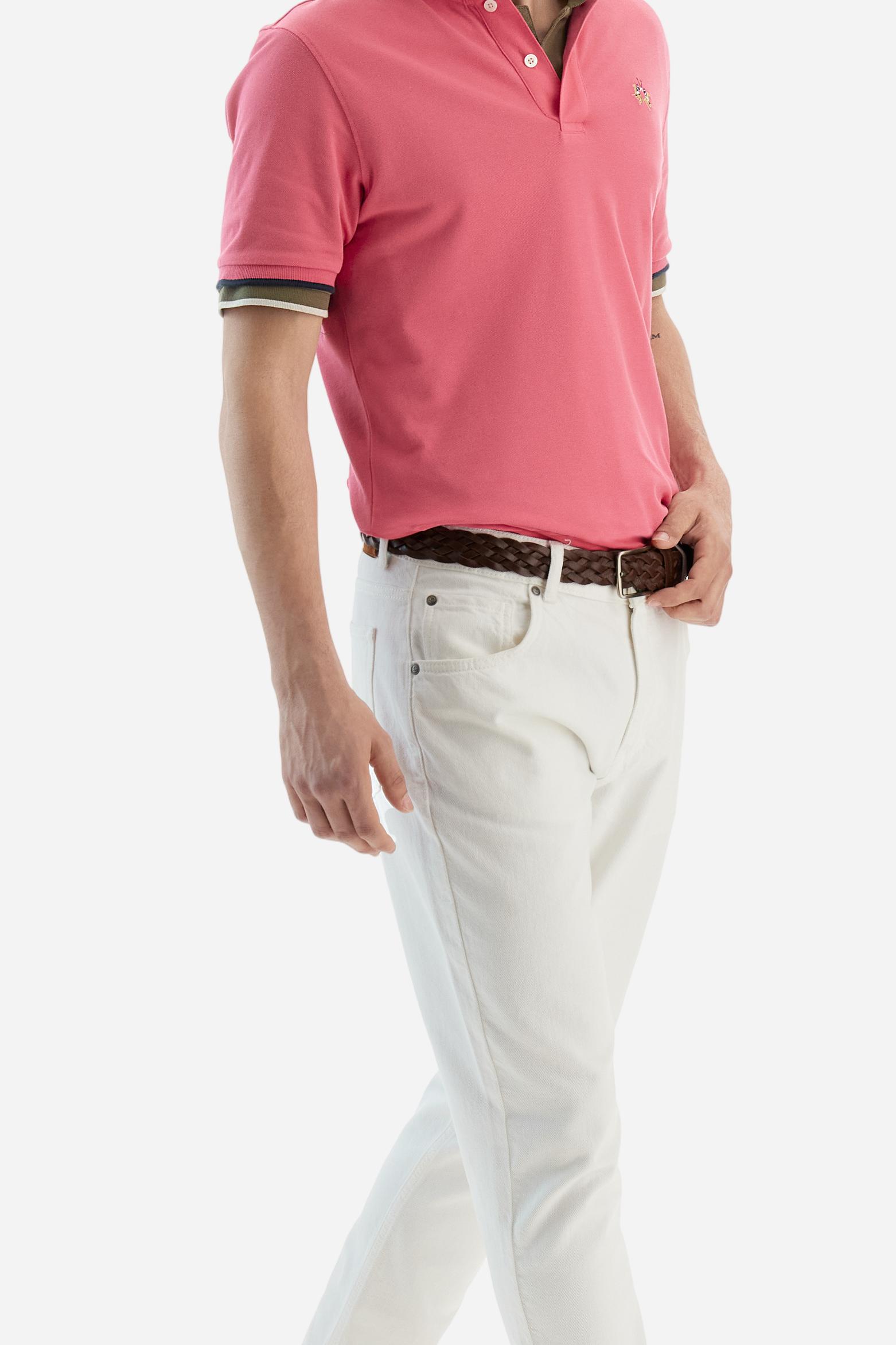 Short-sleeved, single-colour men's polo shirt made of stretch cotton piqué. Fastens with two buttons. The collar and cuffs are ribbed, and there is a colour-contrasting trim at the bottom of the collar. Inside the collar there is a grosgrain ribbon of a different shade. The logo is embroidered on the chest in a contrasting colour. The fit is slim. The model is wearing a size L. - Honey Suckle