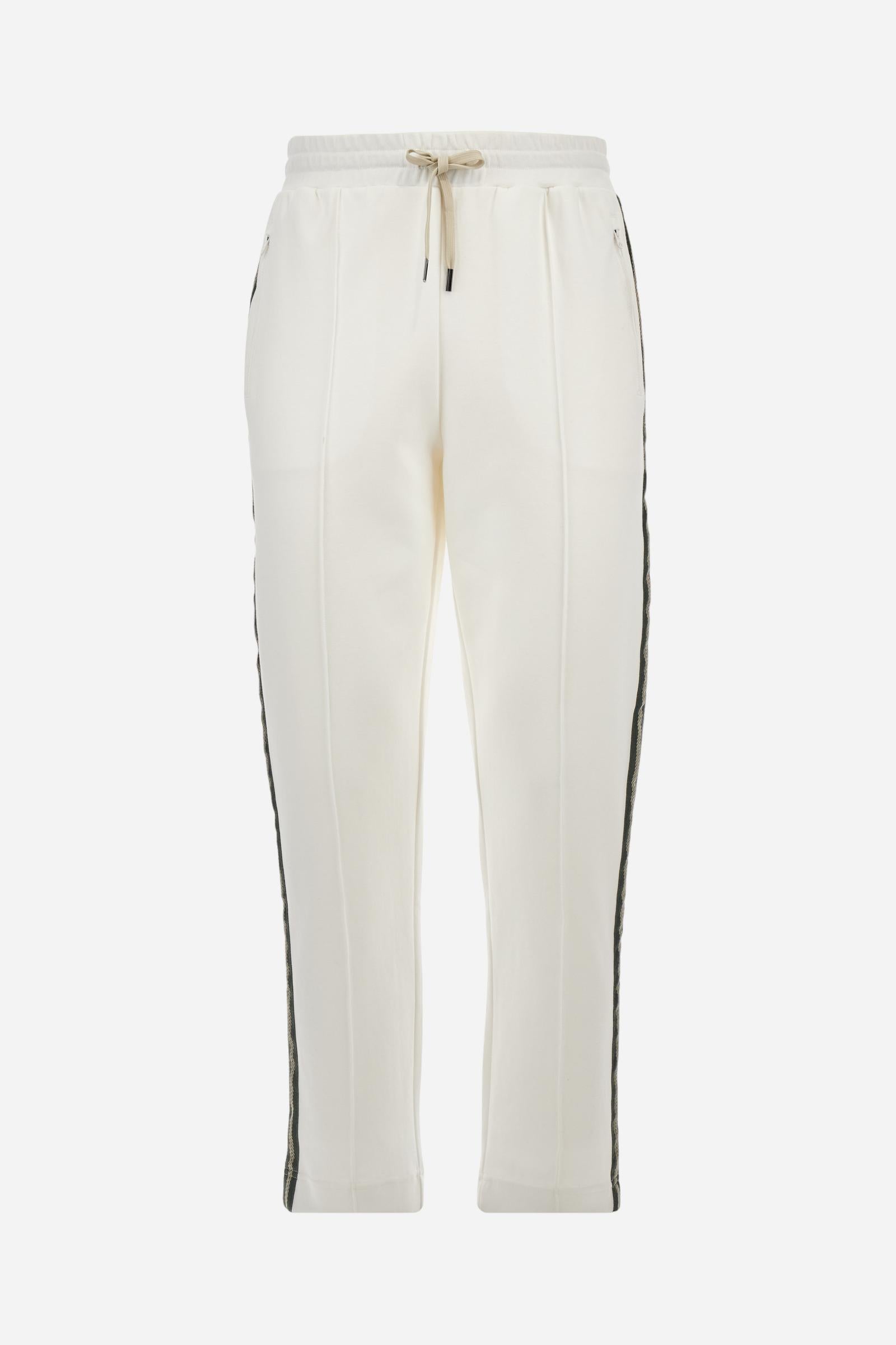 Single-colour men's jogging trousers made of lightweight cotton-blend interlock fleece. Drawstring waistband. Side pockets with matching zip fastening. On both sides, there are multicoloured striped jersey bands. The front features vertical ribbed detailing. The logo is embroidered in colour-contrasting thread on the back, under the strap, towards the right side. Regular fit. The model is wearing a size L. - Off White