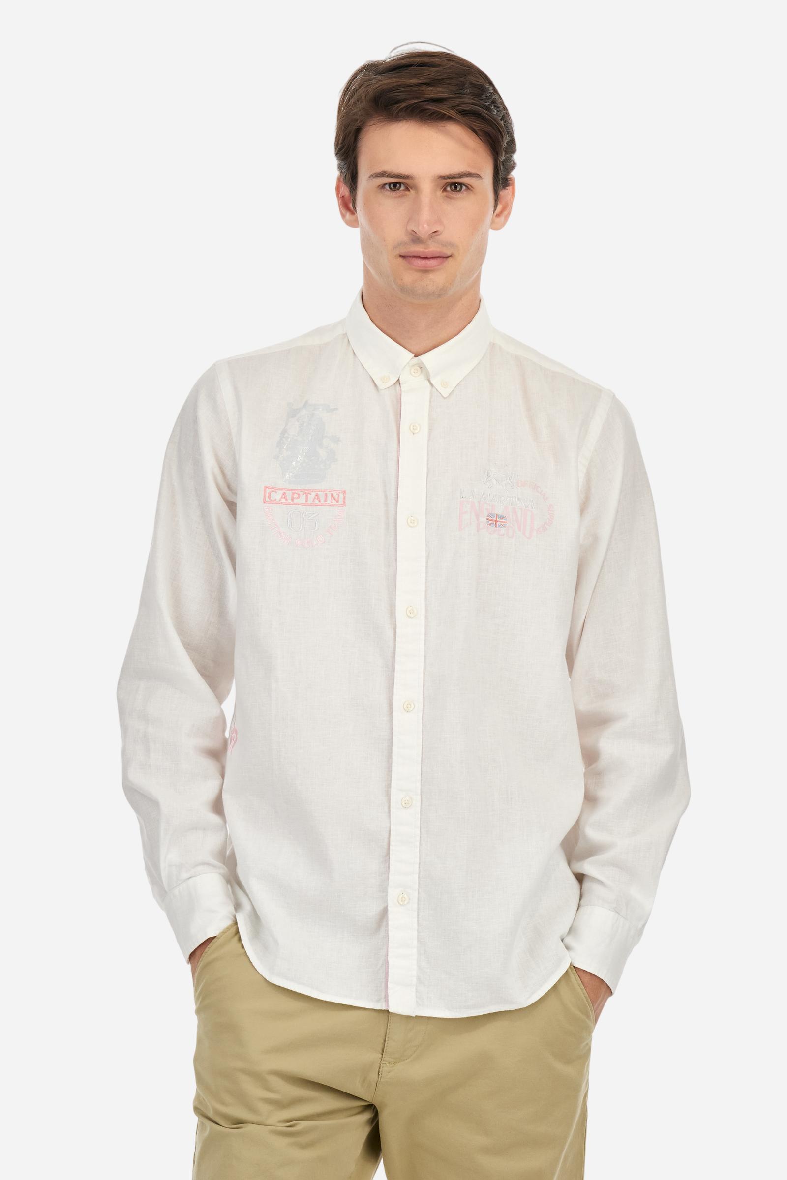 Men's long-sleeved single-colour shirt made of cotton and linen canvas. Button-down collar. Featuring details on the inside of the collar and opening in contrasting colour printed fabrics. The front graphics and logo are embroidered with contrasting colour threads. The fit is regular. The model is wearing a size L. - Optic White