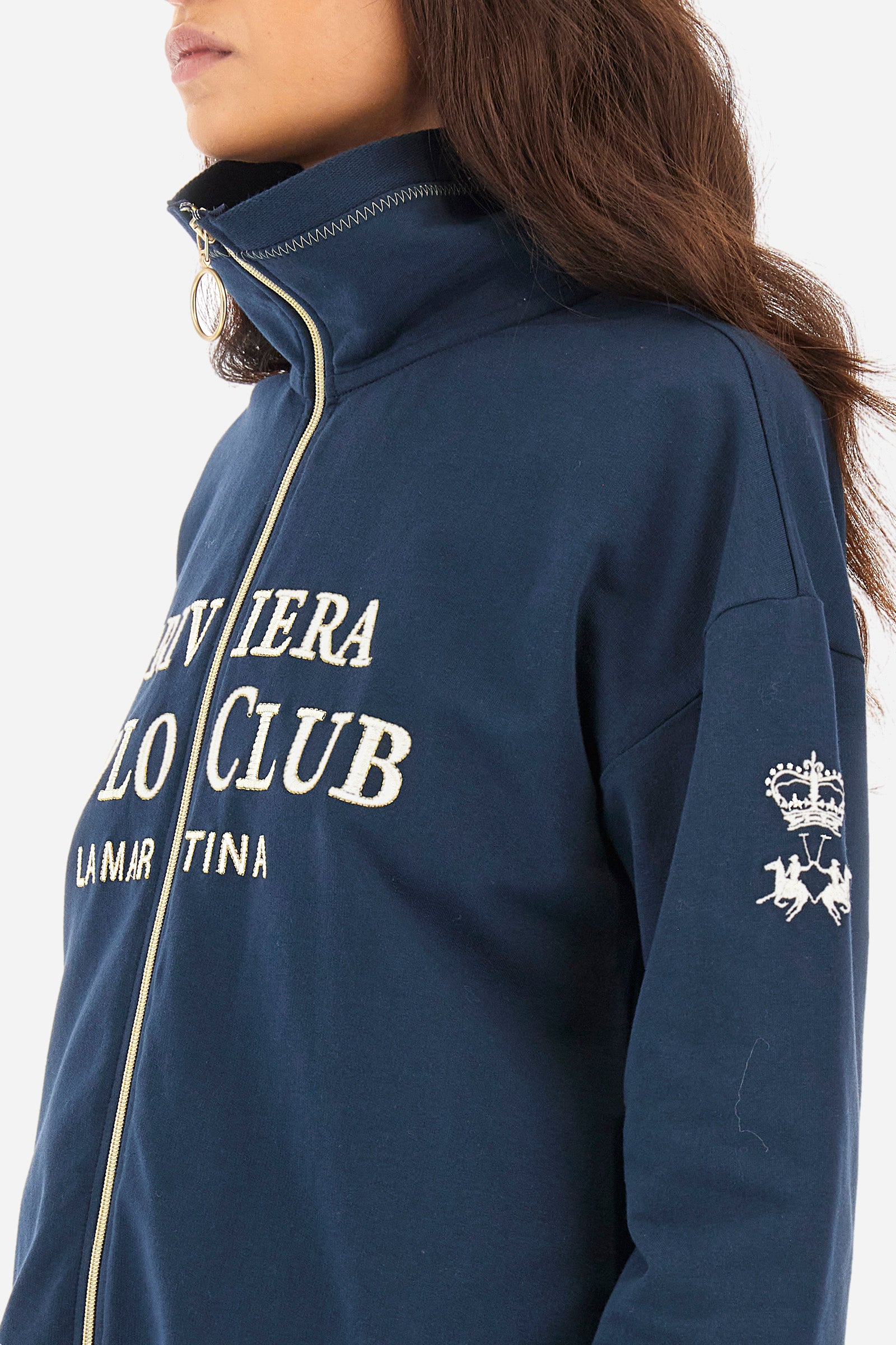 Women’s sweatshirt with long sleeves in solid color with full zip closure in contrasting tone. Made of stretch cotton. Wide neck, can be zipped up high. Contrasting embroidered lettering and logos on the front and sleeves recall the Polo Club Grand Hotel capsule collection. Regular fit. The model wears a size 2. - Navy
