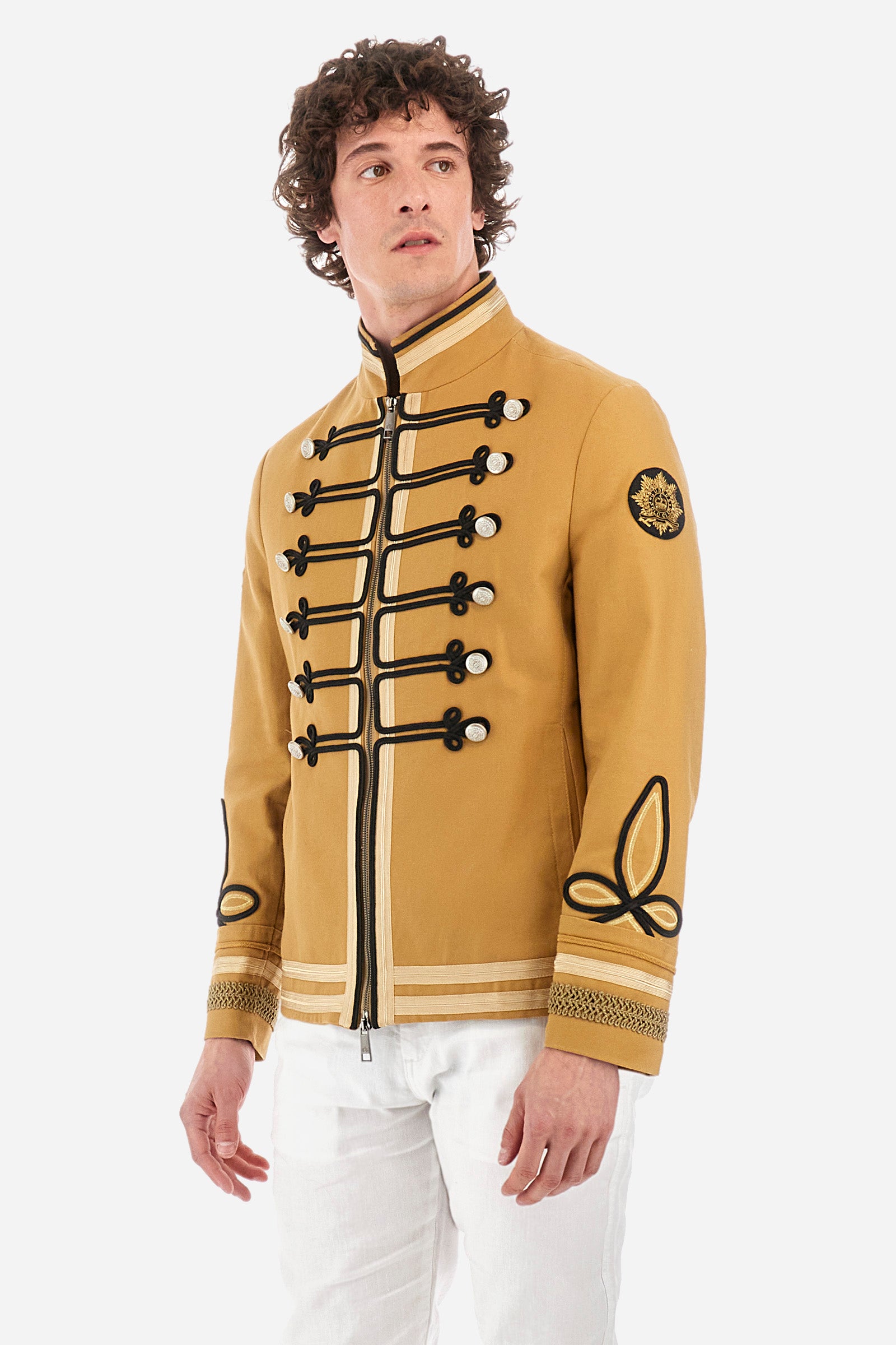 Men’s jacket with long sleeves in solid color with full zip. Made of 100% cotton. High neck with contrasting colour profiling that continues throughout the closure, the waist and cuffs. Decorative buttons and embroidery are applied on the front and sleeves; along with patches on the shoulders identify the capsule Guards. Mini logo La Martina embroidered on a sleeve. The fit is regular. The model wears a size IT 50. - Arrowwood