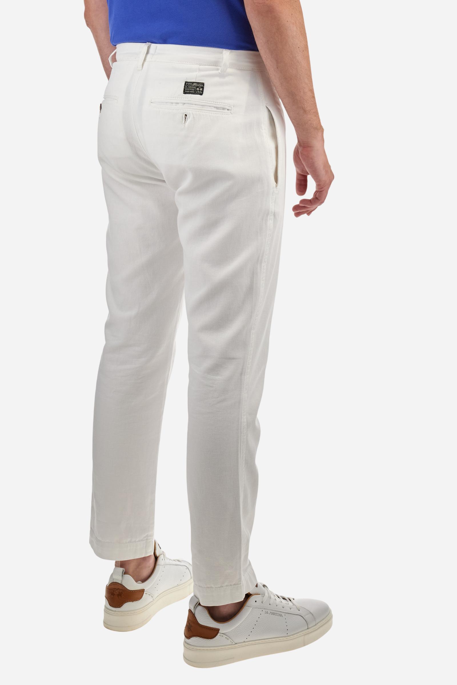 Single-colour men's chino trousers made of cotton and linen canvas. Straight leg. Zip fastening and faux horn button. The side pockets are inserted in the side and on the front, at the right, under the strap, there is a small coin pocket. The back pockets are double-welted and fasten with a visible faux horn button. The logo is present on a fabric patch sewn on the back. Regular fit. The model is wearing a size 33. - Optic White
