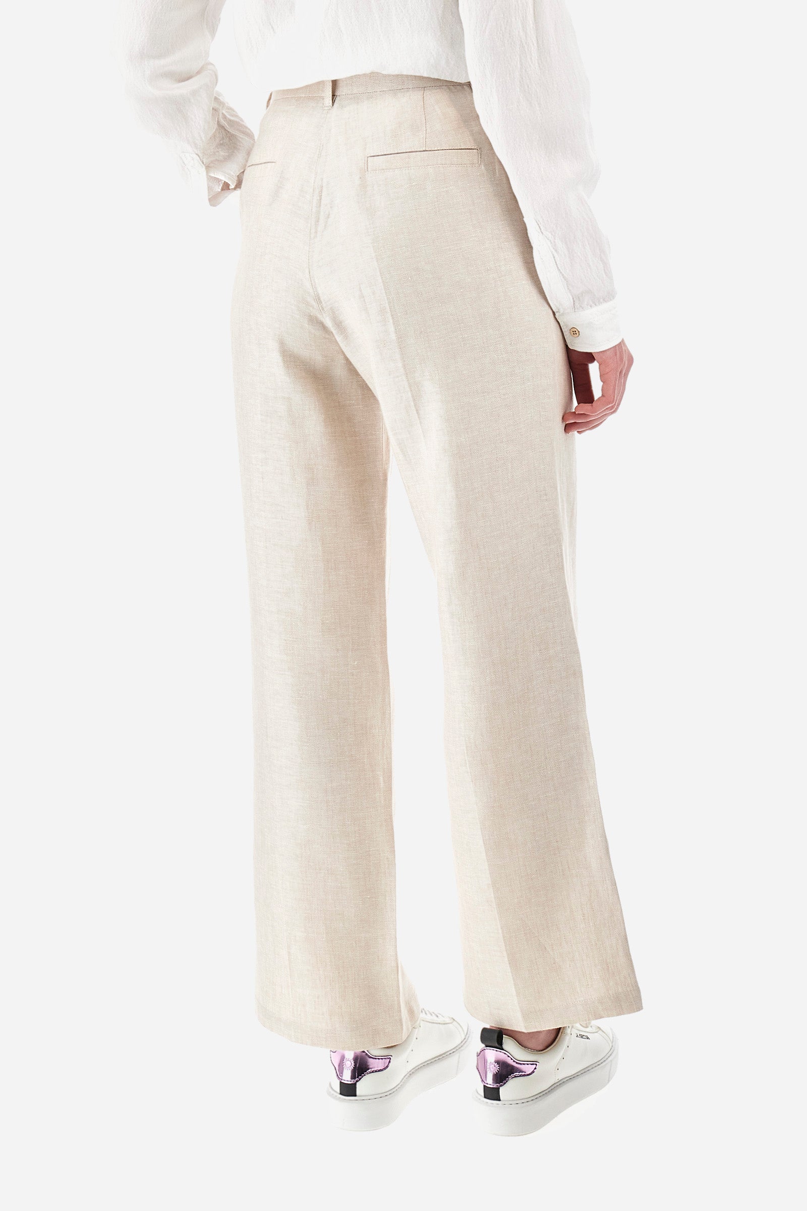 Single-colour women's palazzo trousers, made of 100% linen. With belt loops, zip and button fastening. There are two open pockets on the front and two open back pockets. The logo is present on a metal plate sewn on the front. The fit is regular. The model wears a size 28. - Tidal Foam