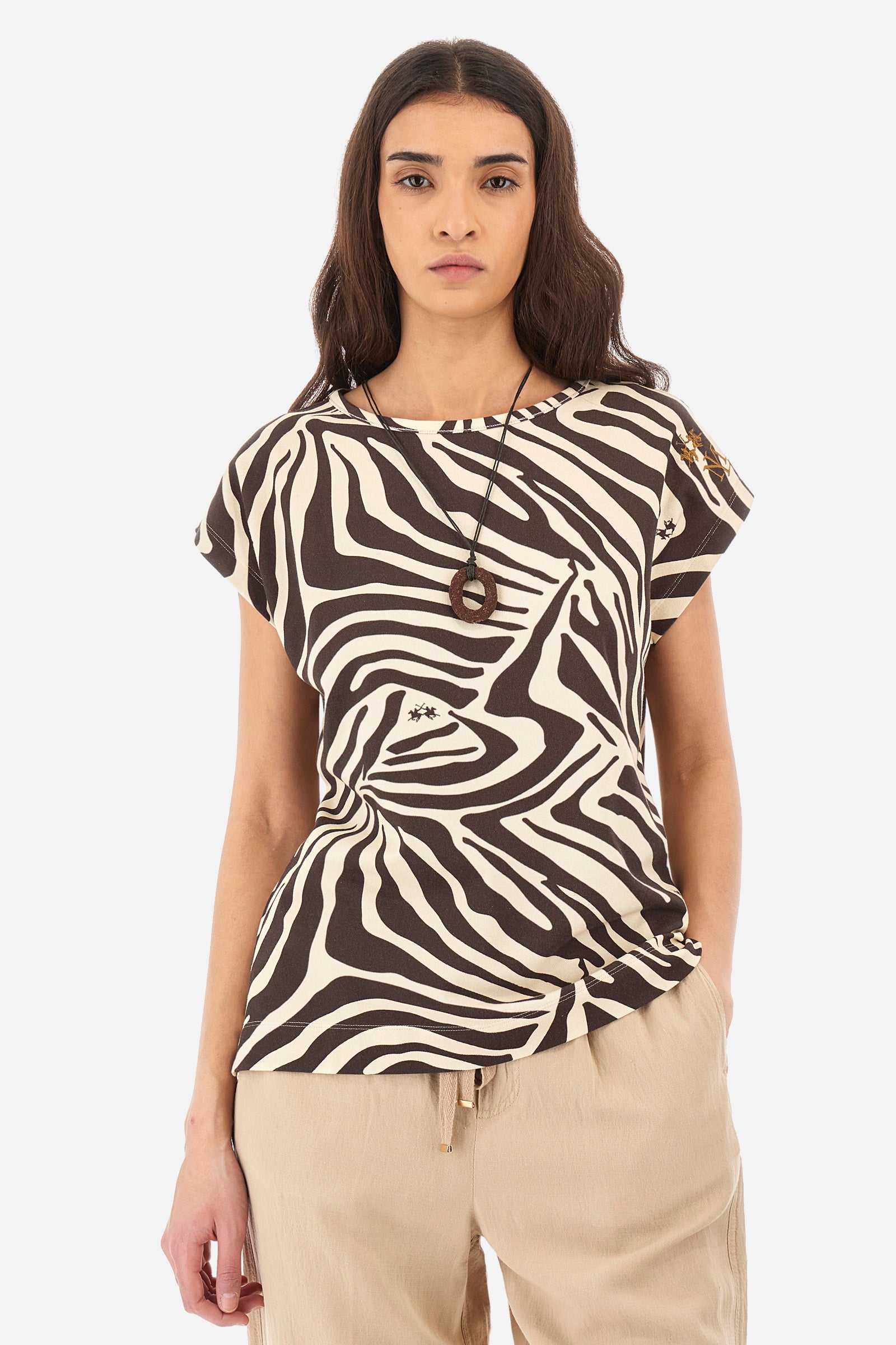 Women's short-sleeved T-shirt with an animal print and cew neck, made of elasticated cotton. The brand's logo is printed throughout the garment. Small opening on the back. The brand's initials and the logo are embroidered on one of the sleeves. The fit is regular. The model wears a size 2. - TURKISH COFEE/BONE W