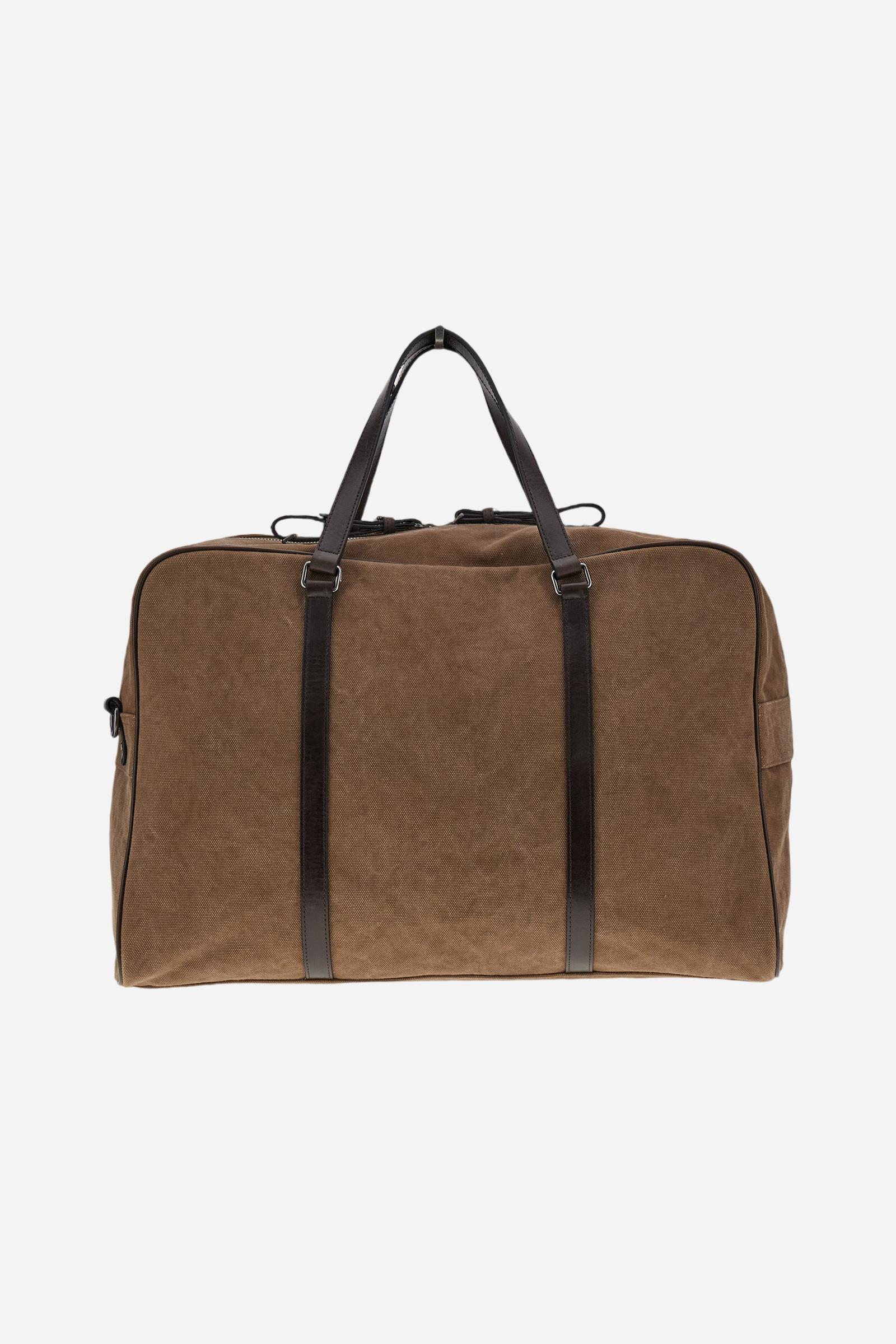 Travel bag in washed canvas and leather, roomy and functional, designed for practicality on trips. Secured with a zip and detachable shoulder strap, with large front pockets closed by metal buckles. The hot-stamped logo on the front leather tag completes the elegant design. Dimensions:46 x 33 x 22 - COCOA
