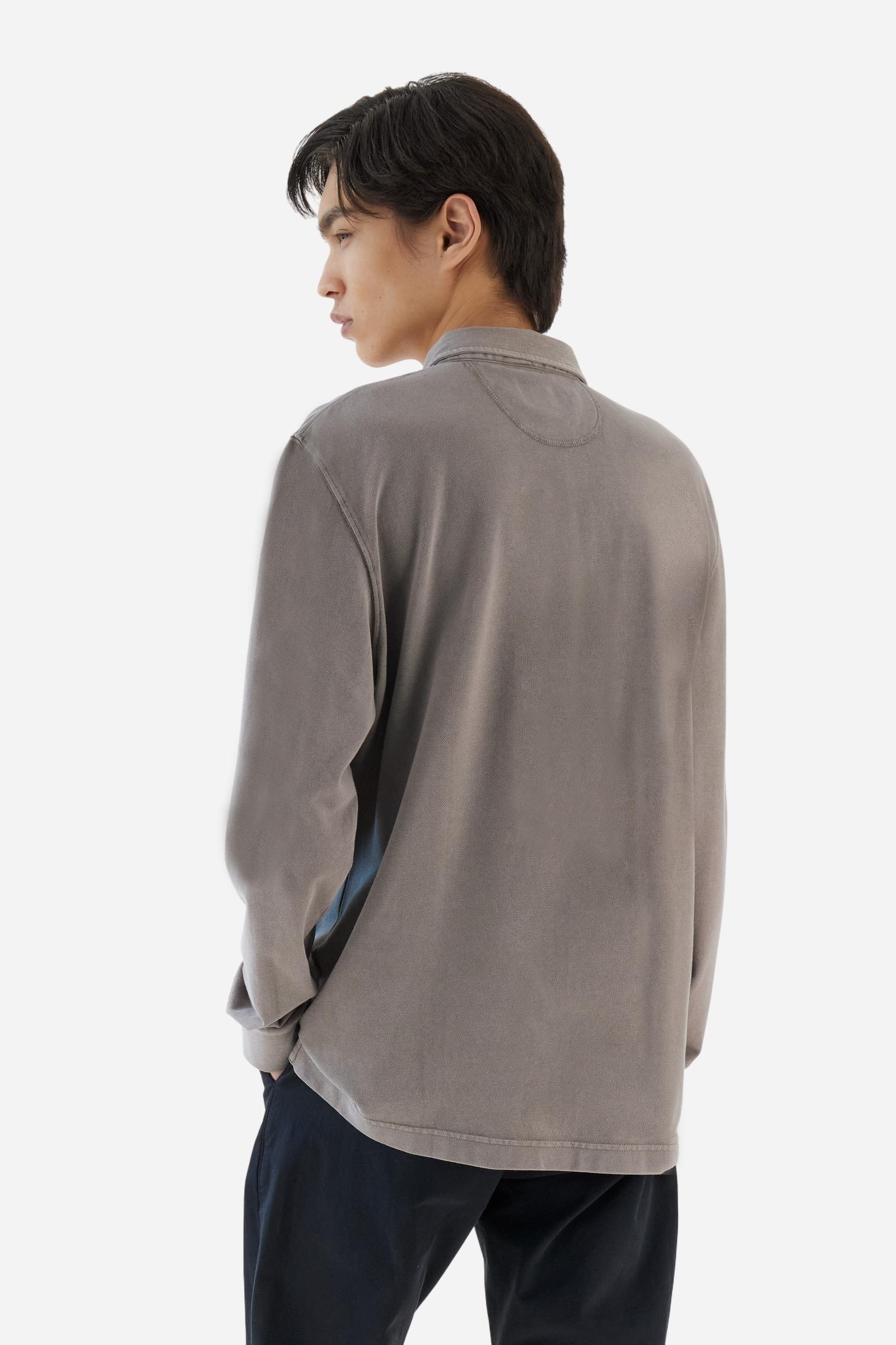Men’s long-sleeve polo shirt in 100% cotton piqué with garment dyeing using pigments for a worn and slightly faded look. Collar and placket in gabardine, ribbed cuffs, patch on the sleeve and team logo embroidered on the chest as an iconic detail. Regular fit. The model wears size L. - Moon Rock