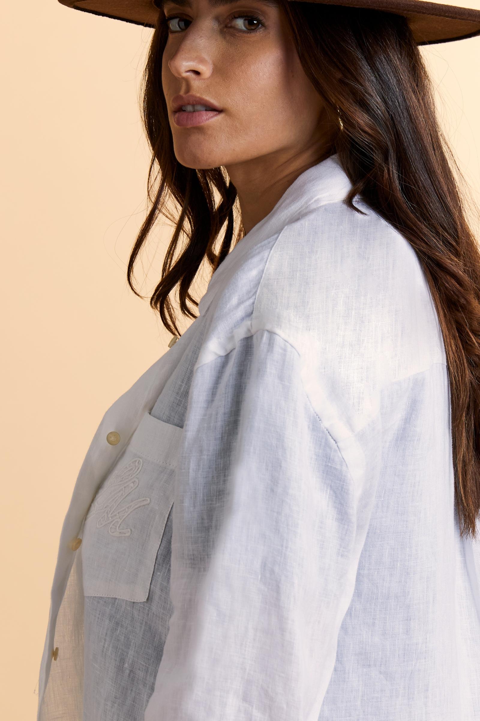 Women’s garment-dyed linen shirt with regular fit. Chest pocket with monogram and large tone-on-tone logo on the back. - Optic White