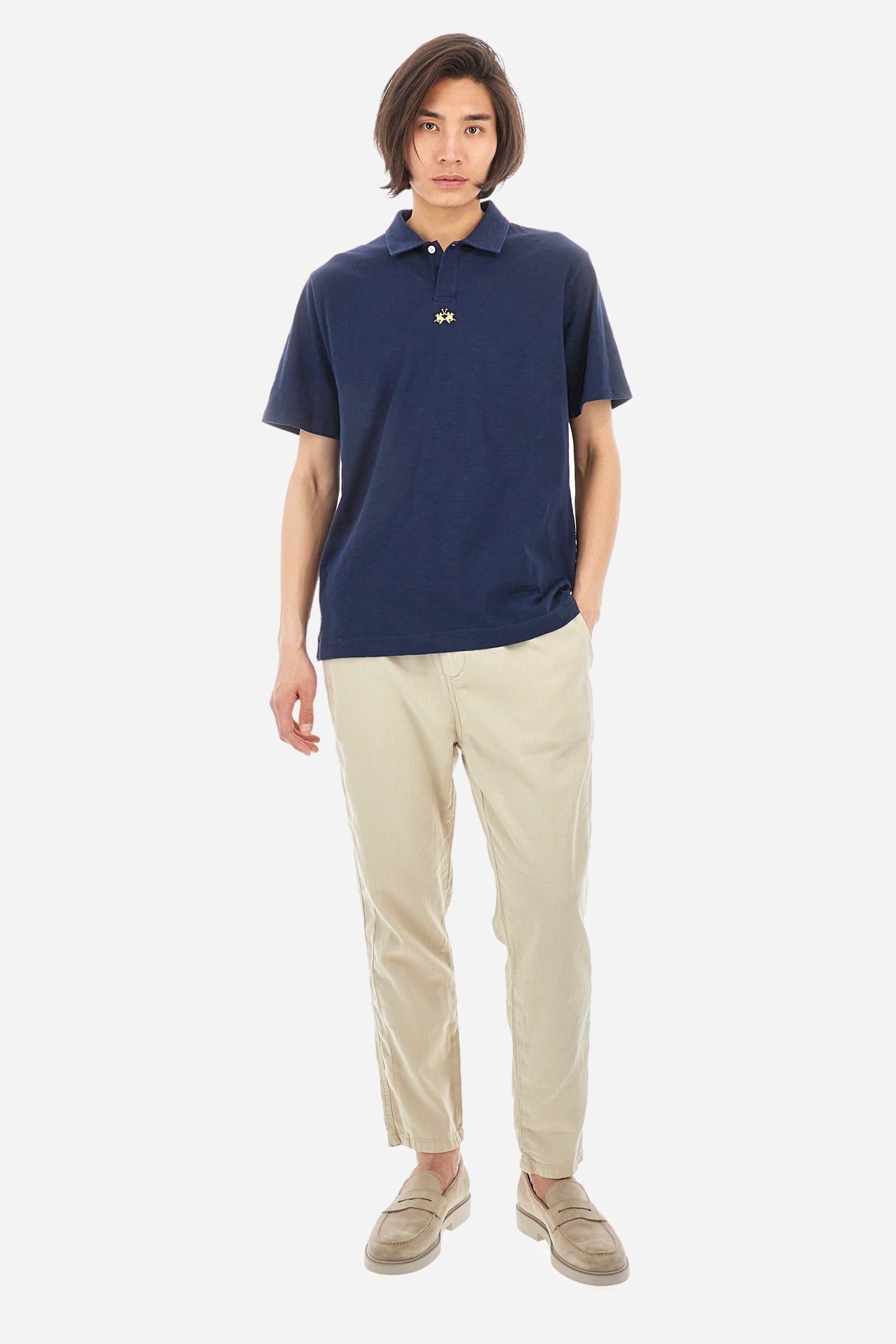 This is the iconic Polo 19-42 from La Martina. Men's short-sleeved polo shirt in solid color made of 100% slub jersey. With a regular fit, it has a collar and a double button closure while the La Martina logo is embroidered in small gold on the front under the placket. Ideal when worn with denim from the collection. Each Polo is kept in an exclusive logoed envelope and is accompanied by a certificate of guarantee. The model is 187 cm tall and wears a size L. - Navy