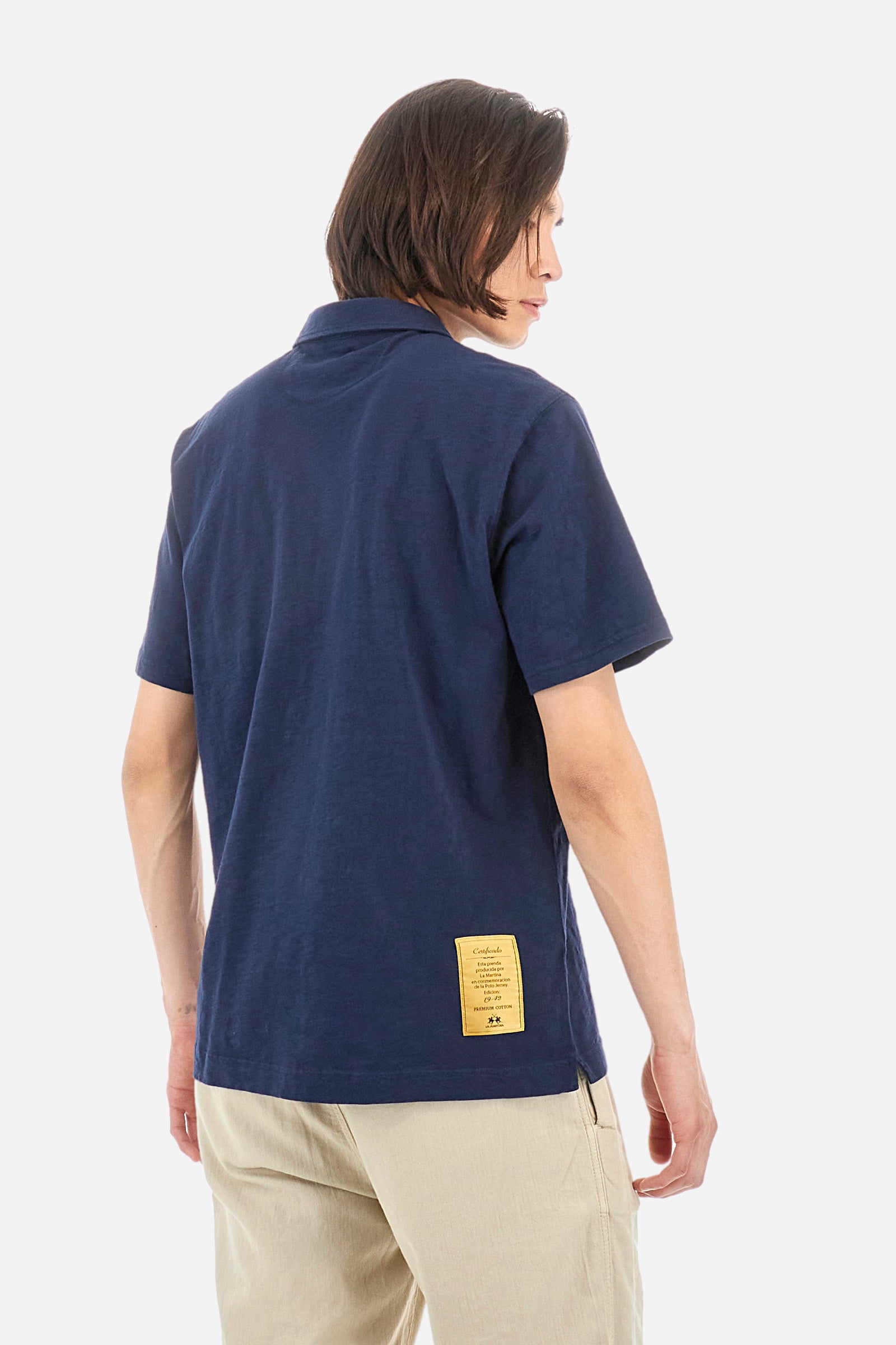 This is the iconic Polo 19-42 from La Martina. Men's short-sleeved polo shirt in solid color made of 100% slub jersey. With a regular fit, it has a collar and a double button closure while the La Martina logo is embroidered in small gold on the front under the placket. Ideal when worn with denim from the collection. Each Polo is kept in an exclusive logoed envelope and is accompanied by a certificate of guarantee. The model is 187 cm tall and wears a size L. - Navy