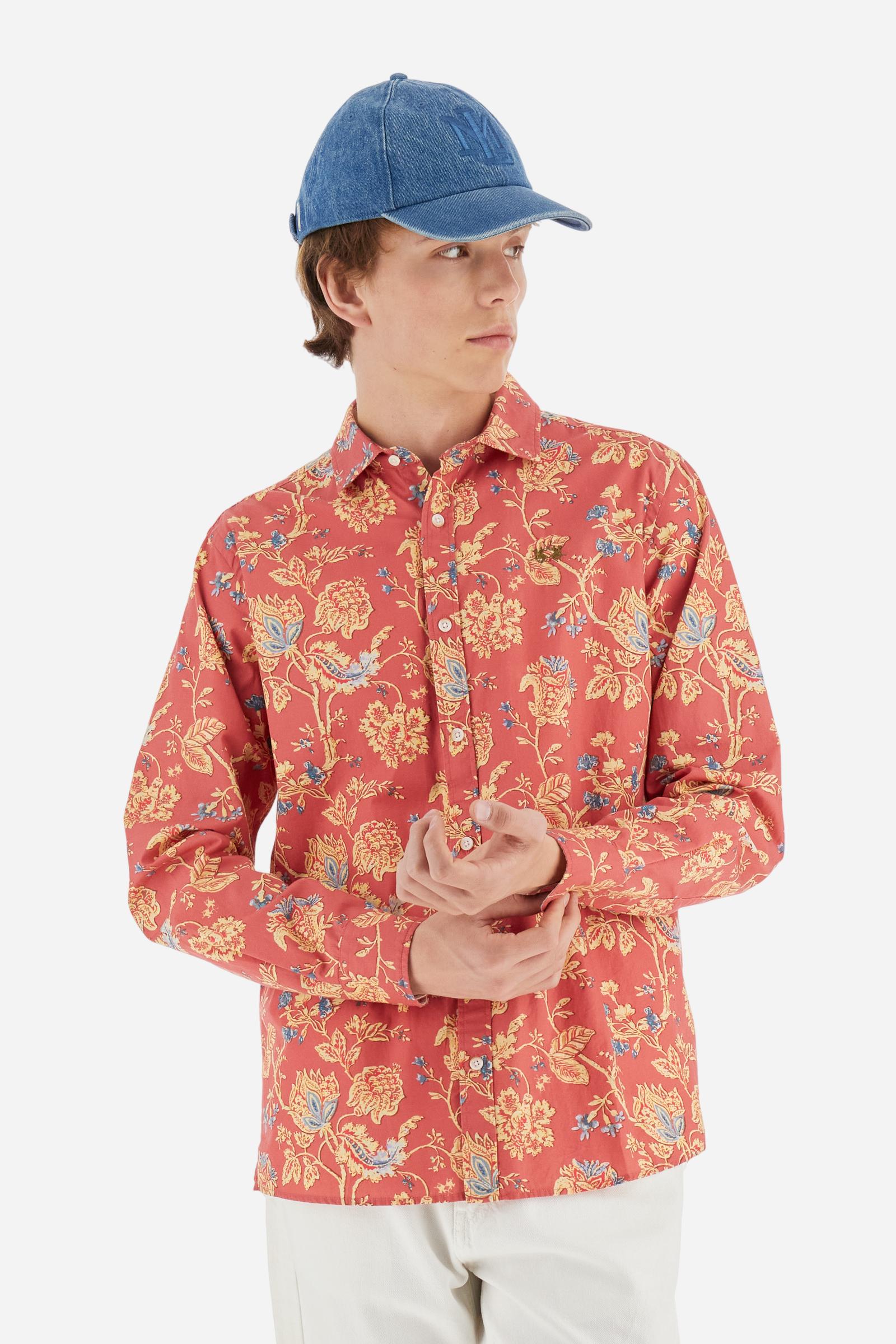 Men's long-sleeved shirt with floral pattern print. Made in 100% poplin cotton. Spread collar. The print design recalls cashmere patterns revisited in a modern key with contrasting colours. The logo is embroidered in a contrasting colour thread on the left side of the chest. The fit is regular. The model is wearing a size L. - Spiced Coral Flowers