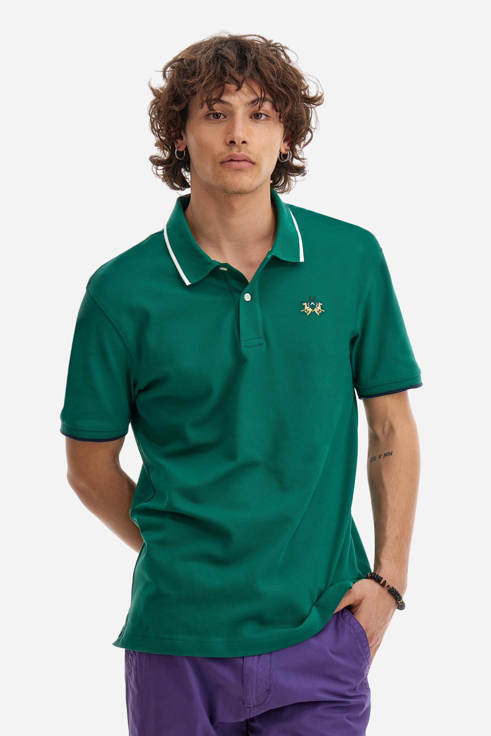 Short-sleeved, single-colour men's polo shirt made of stretch cotton piqué. Fastens with two buttons. The collar and cuffs are ribbed, and there is a colour-contrasting trim at the bottom of the collar. Inside the collar there is a grosgrain ribbon of a different shade. The logo is embroidered on the chest in a contrasting colour. The fit is slim. The model is wearing a size L. - Evergreen