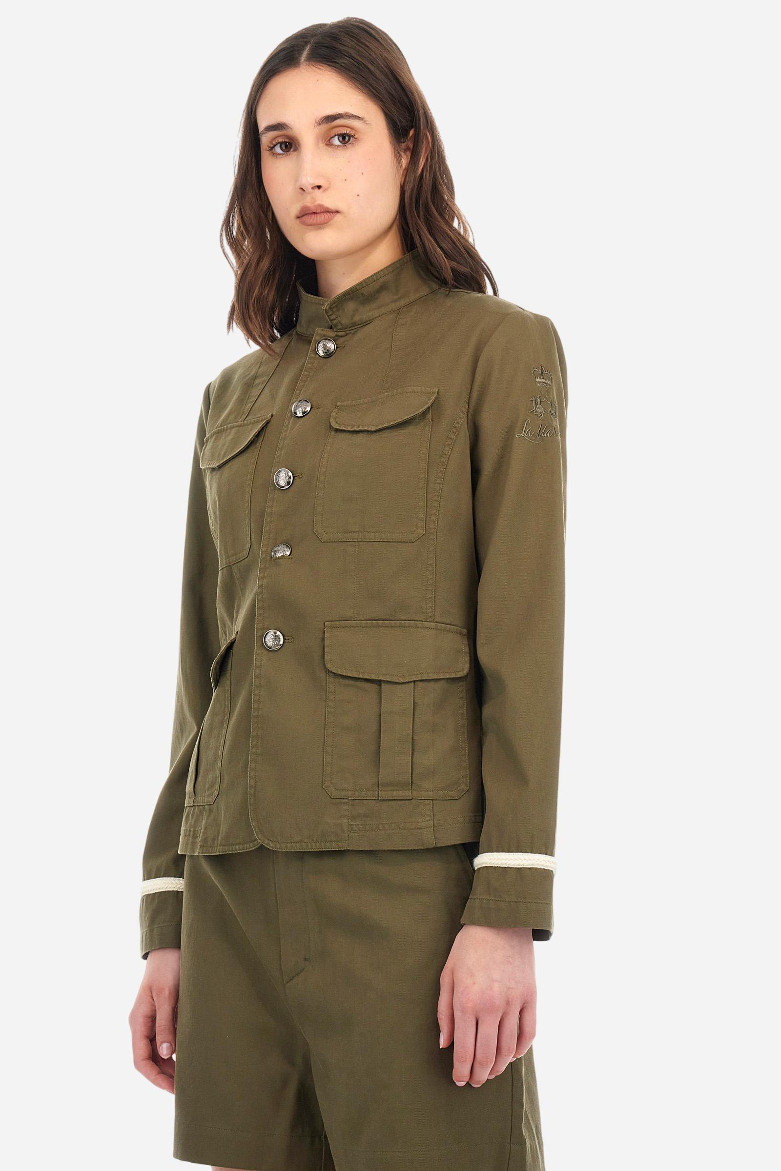 Women's long-sleeved safari jacket in a single colour, made of a cotton-modal blend drill.The front fastens with 5 metal buttons with heraldic motif. The front pockets are applied. Decorative braid-patterned trimmings are applied to the cuffs. The tone-in-tone logo graphic is embroidered on the left sleeve. Regular fit. The model is wearing a size 40. - Thyme