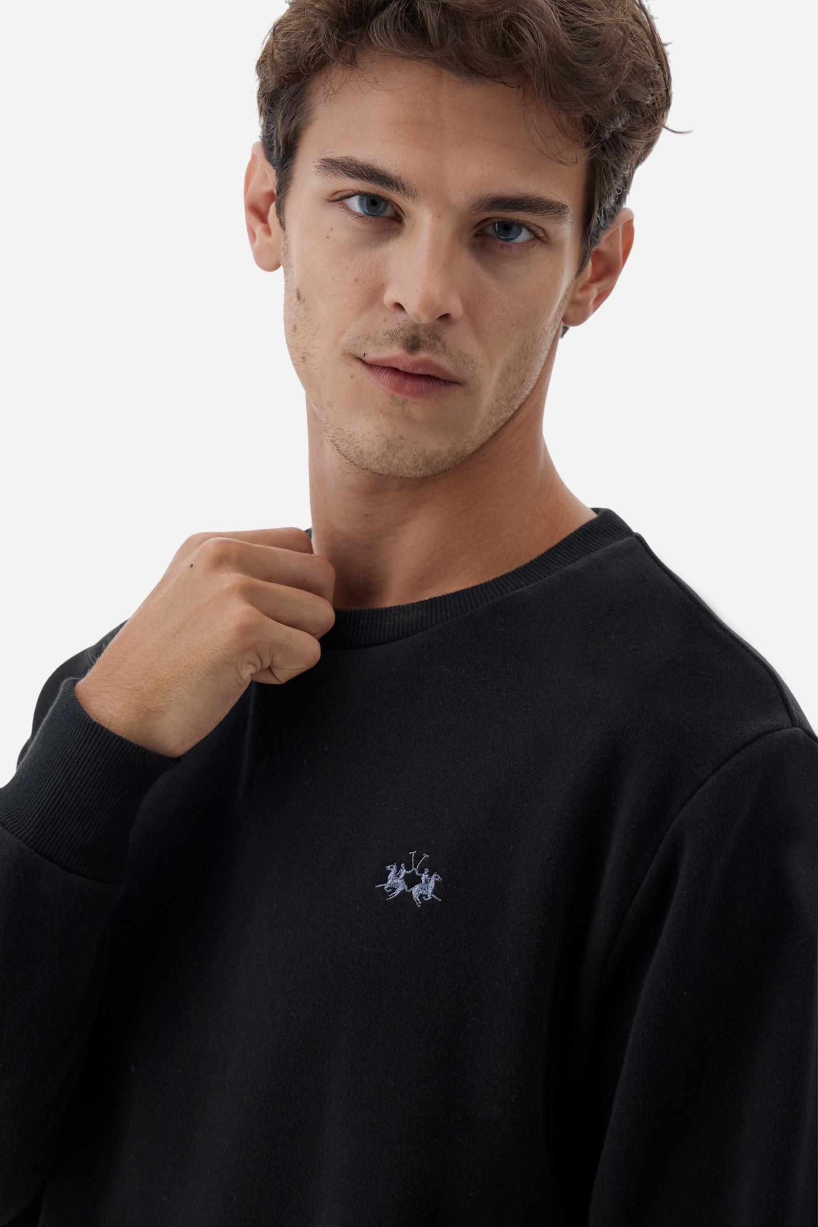 Men's long-sleeved round neck sweatshirt in 100% cotton fleece with a velvety feel. The collar, cuffs, waist and sides are in matching ribbed knit. The small brand logo is embroidered in contrasting colour on the chest. This essential piece has a regular fit for a timeless silhouette. The model is wearing a size L - Black