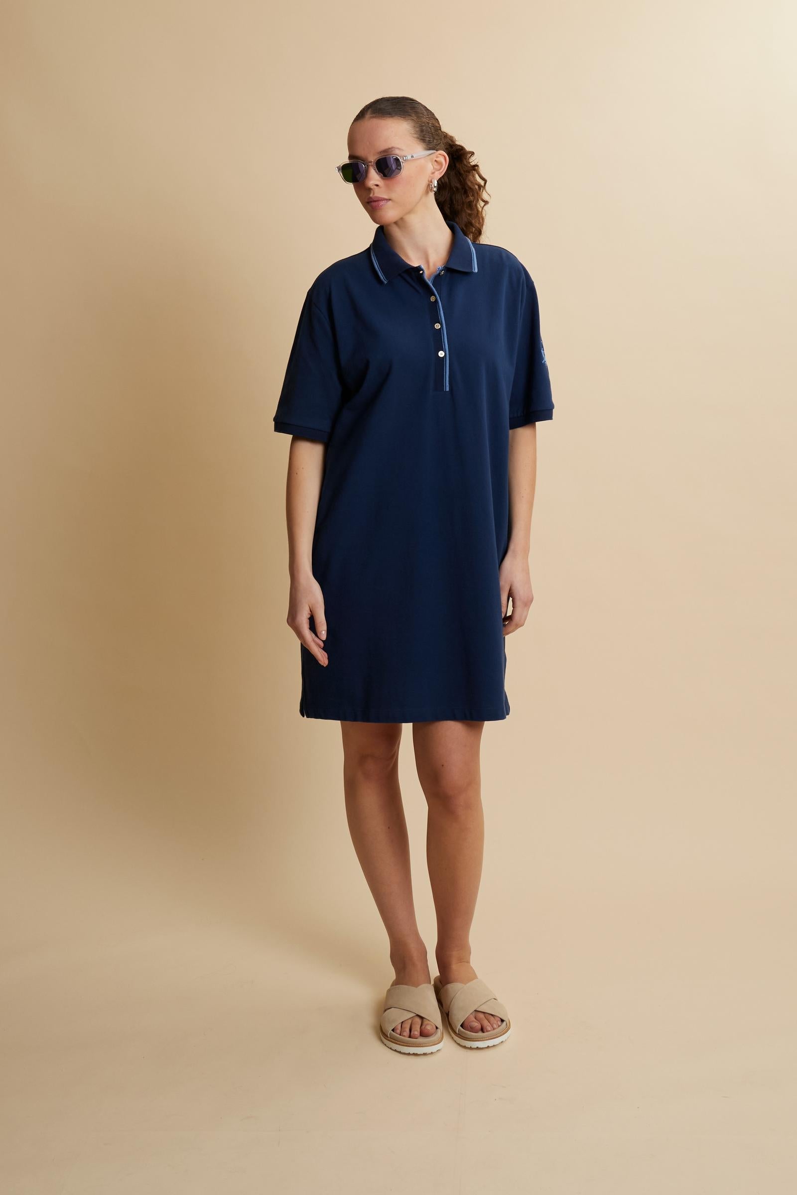 Women’s polo dress in cotton piqué with short sleeves and comfort fit. Above-the-knee length, contrast trims and iconic sleeve logo. - Navy