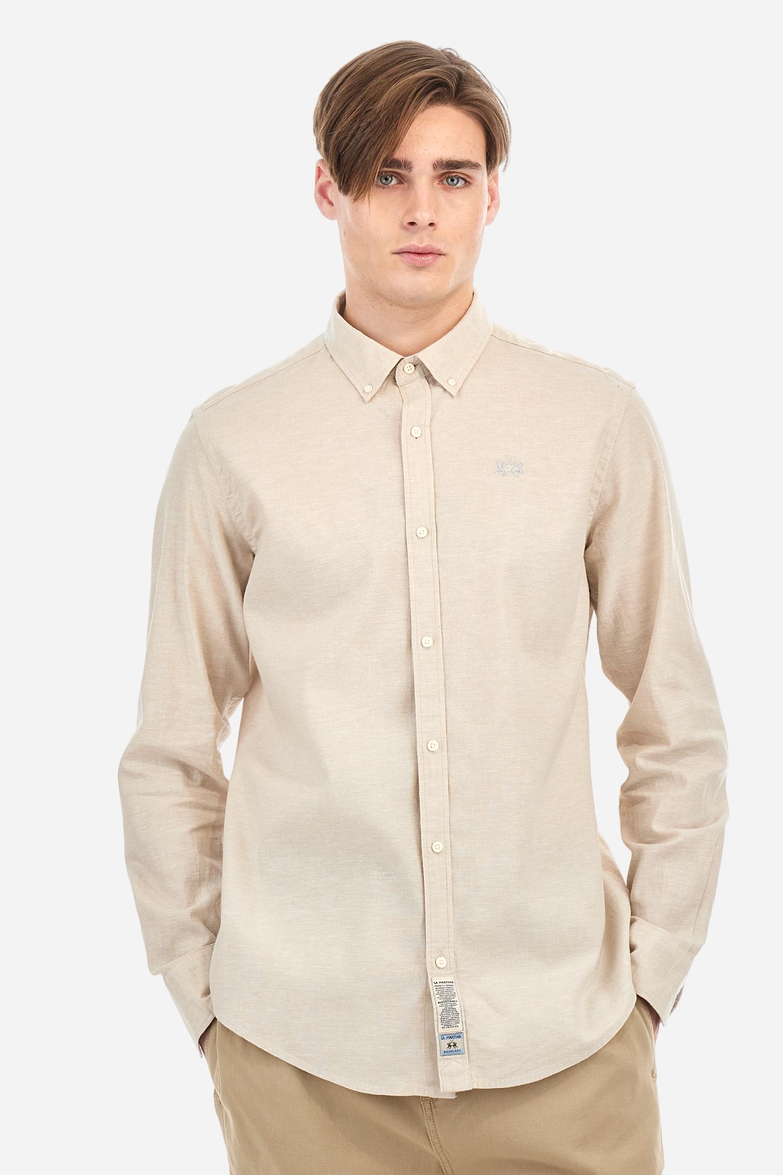 Men's plain long-sleeved shirt made from linen canvas. It features a button-down collar and a basic, traditional design, with woven labels at the bottom of the opening. The logo is embroidered on the chest, over the heart, in tone-on-tone thread. Regular fit. The model is wearing a size L. - Rainy Day