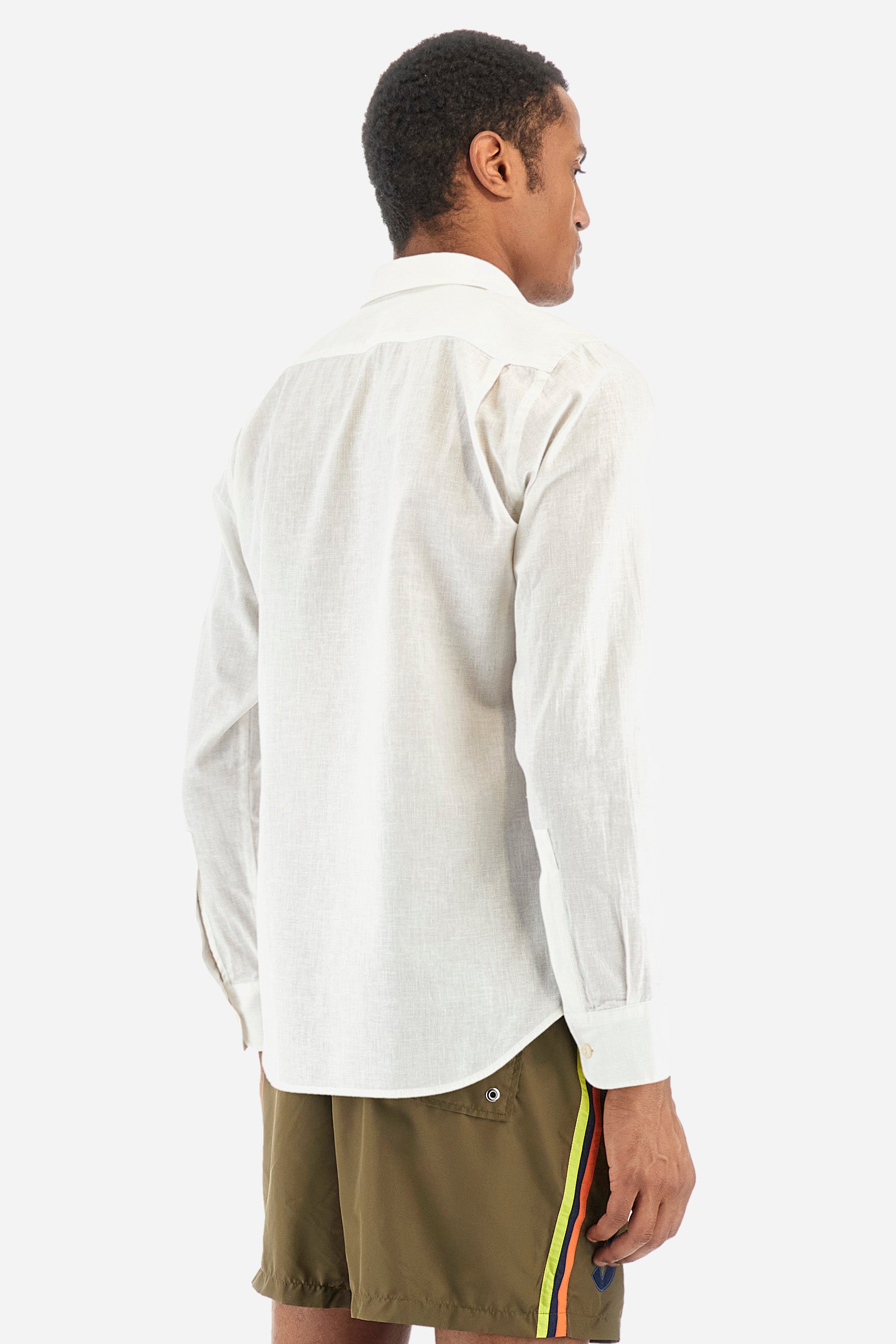 Men's single-colour long-sleeved shirt in cotton and linen. Pointed collar. With buttoned cuffs. A small logo, a palm tree and some lettering are embroidered on the front. The fit is regular. The model wears a size L. - Optic White