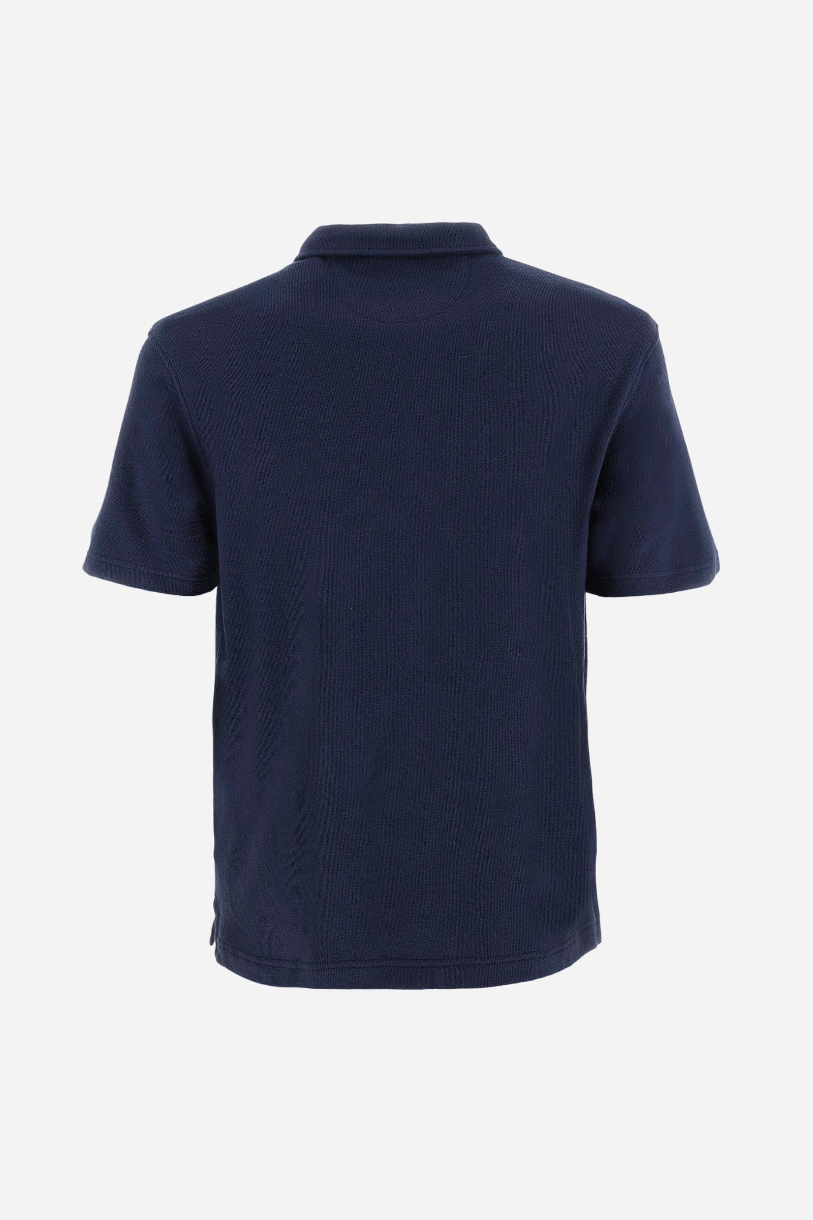 Men's plain short-sleeved polo shirt made from brushed jersey. Three-button fastening. The embroidery on the left side of the chest, in contrasting thread, is inspired by the French Riviera. A small logo is embroidered on the left sleeve, also using contrasting thread. Regular fit. The model is wearing a size L. - Navy