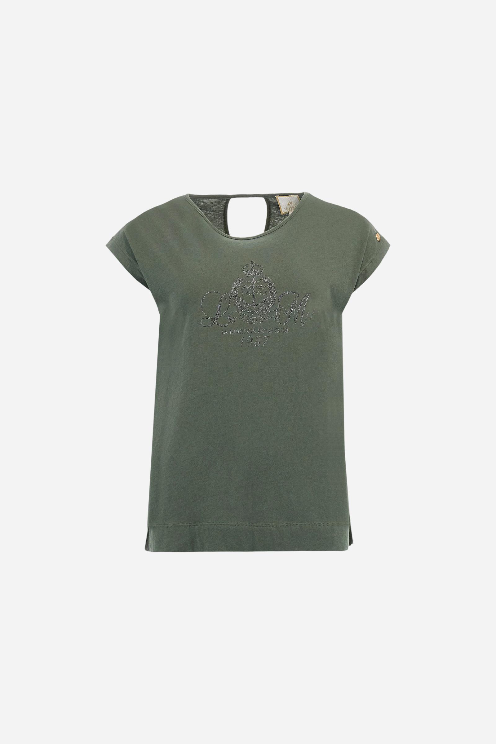 Women's single-colour T-shirt made of 100% cotton jersey. The sleeve is dropped and barely covers the shoulder, with no cut in the middle. The neckline is round and wide with a small V-shaped opening on the back. In the centre of the chest, the navy-style graphic with the brand's logos and lettering is present as a colour-contrasting print. The logo is represented by a metal tag sewn onto the left sleeve. Regular fit. The model is wearing a size 2. - Thyme