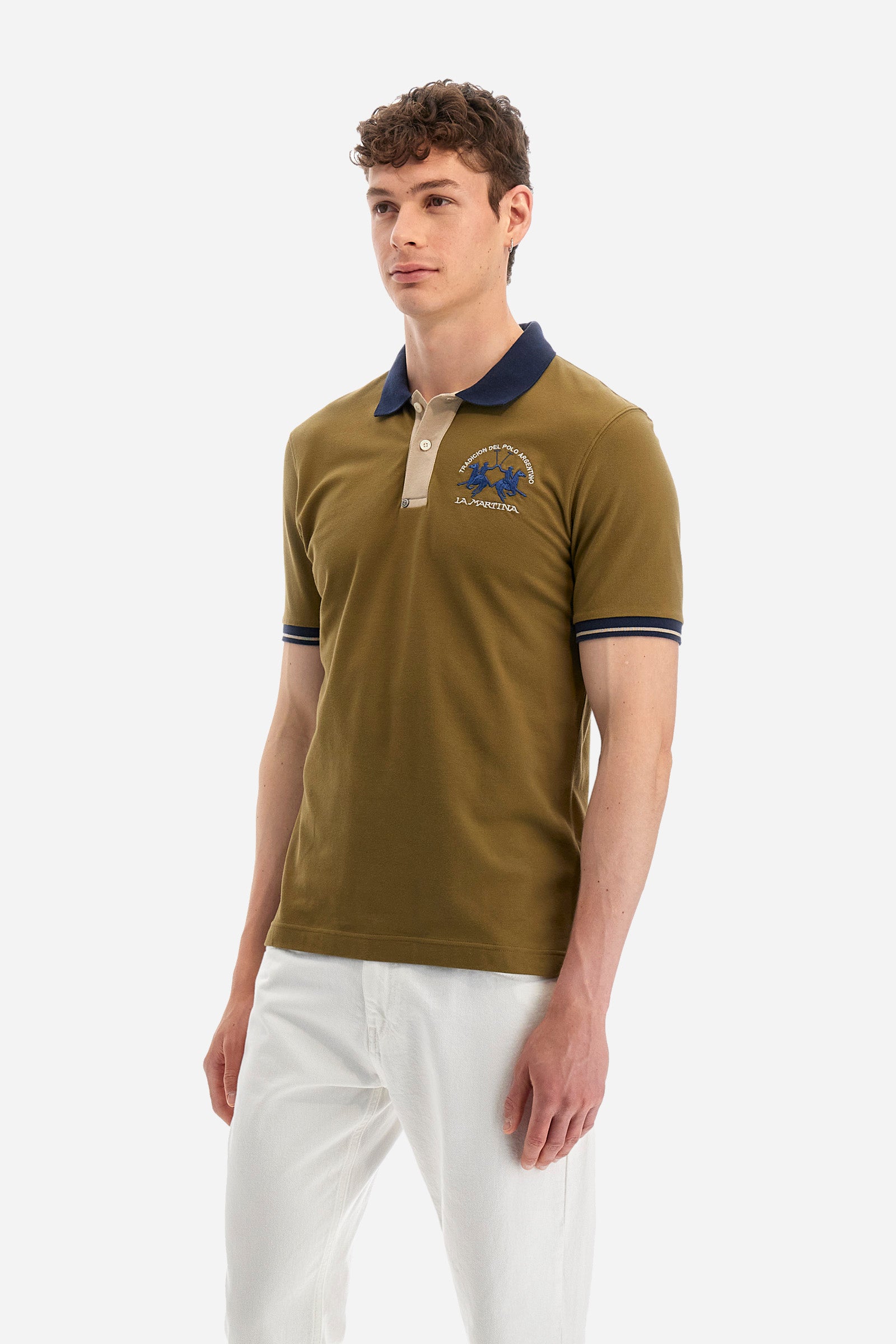 Men's single-colour short-sleeved polo in elasticated cotton. Fastens with two contrasting buttons. Ribbed collar and armholes in different shades. The "La Martina" lettering can be found under the collar. A large logo is embroidered on the chest. The fit is slim. The model wears a size L. - Military Olive