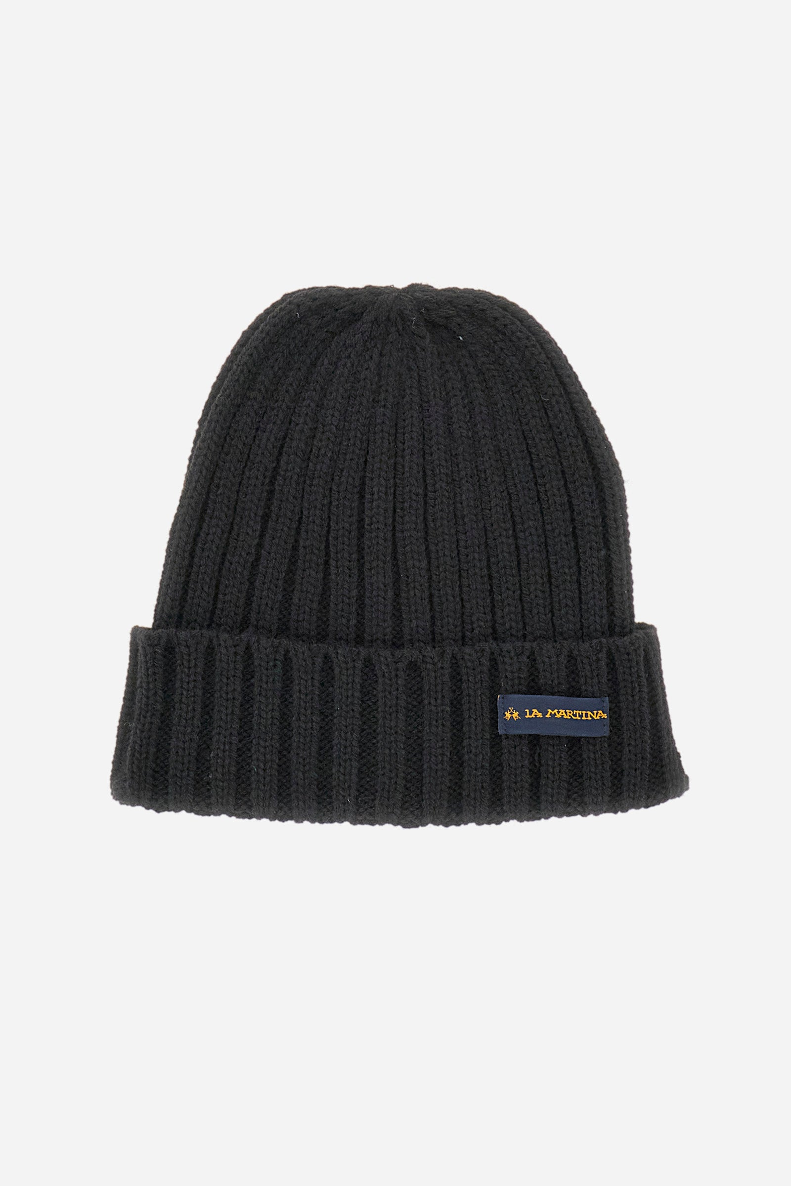 This unisex beanie is made from a high-quality polylana yarn and is available in solid colours for a simple and elegant look. The patch logo on the front gives a touch of originality and uniqueness to the accessory. Perfect for those who want to protect their heads from the cold in a subtle and sophisticated way. - Black