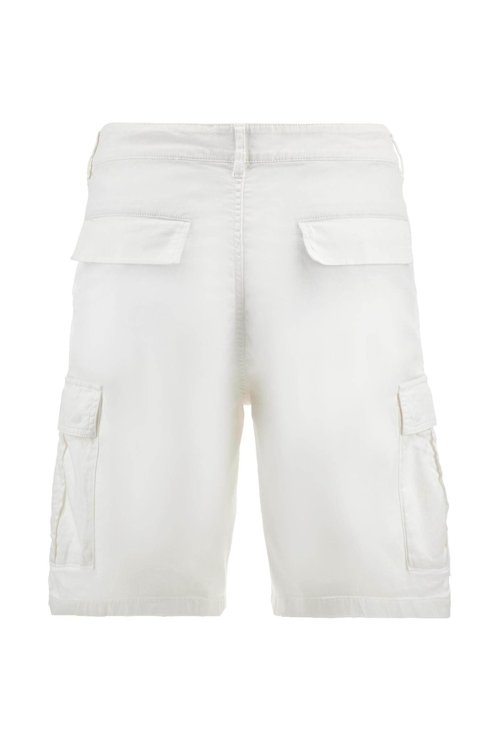Men's single-colour Bermuda shorts in cotton twill. There are two American pockets, two cargo pockets and two back pockets. With belt loops. Zip and button fastening. The logo is embroidered tone-on-tone on the left cargo pocket. Regular fit. The model is wearing a size 33. - Optic White