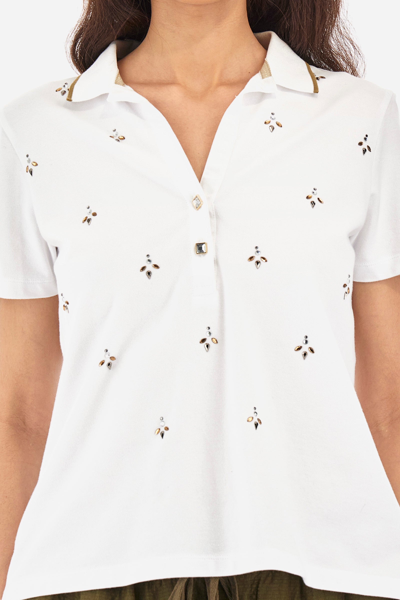 Women’s polo with short sleeves in solid color from the Guards line. Made of stretch cotton. V-neck and 2-button jewel closure. Ribbed collar. Side slits. Rhinestones of various shapes, sizes and colors were applied to the front. The logo and the characteristic symbol of the line are embroidered on a sleeve. The fit is regular. The model wears a size 2 . - Optic White