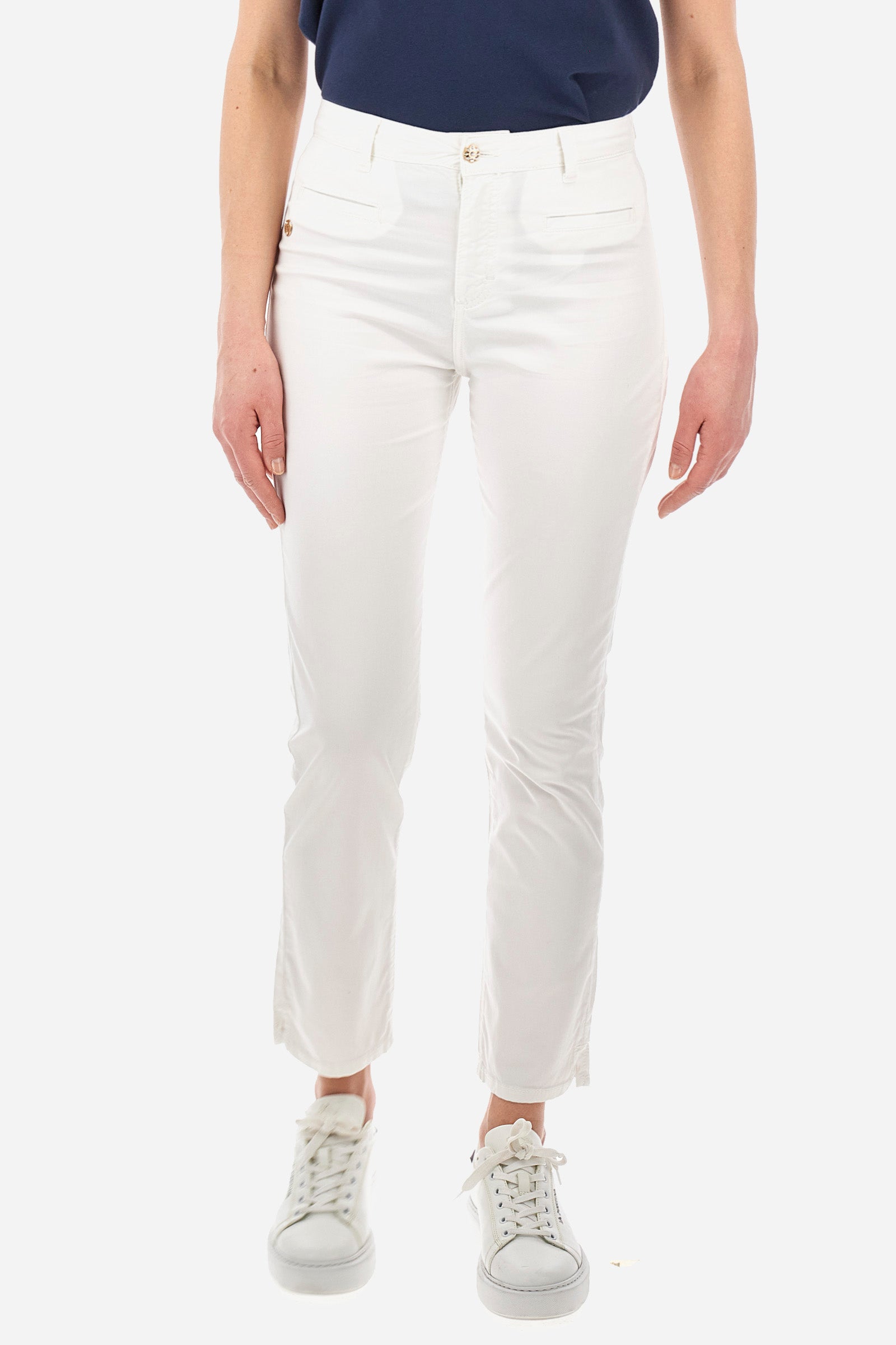 Women's single-colour cigarette trousers in elasticated cotton. With belt loops, zip and jewel button fastening. Double open front pocket and double open pocket on the back. Side slits at the bottom of the garment. The logo can be found on a patch applied between the loops. The fit is regular. The model wears a size 28. - Optic White