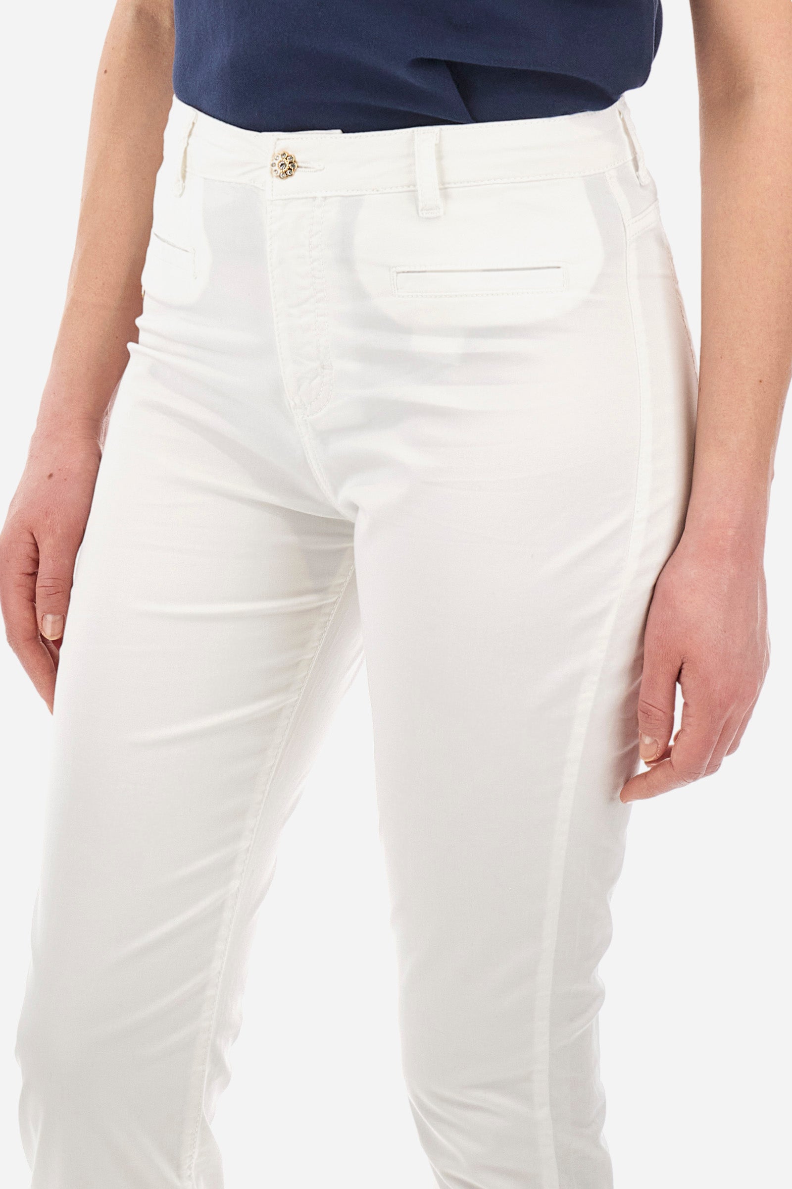 Women's single-colour cigarette trousers in elasticated cotton. With belt loops, zip and jewel button fastening. Double open front pocket and double open pocket on the back. Side slits at the bottom of the garment. The logo can be found on a patch applied between the loops. The fit is regular. The model wears a size 28. - Optic White