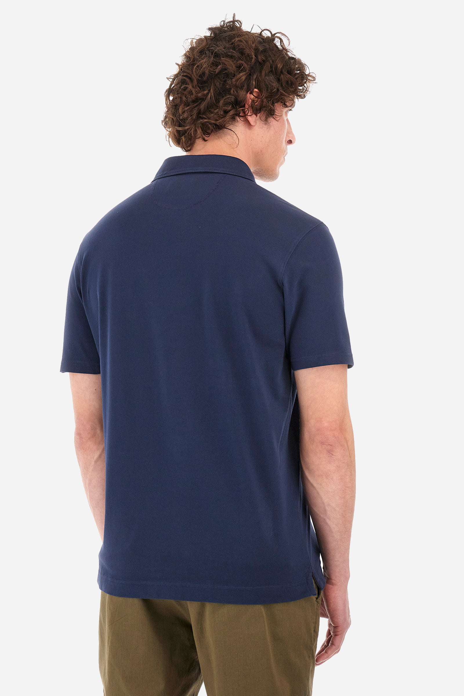 Men's short-sleeved single-colour polo shirt in elasticated cotton. Two-button fastening. Pointed collar. On the front we find copper-coloured lettering and a large logo. On one of the sleeves there is a symbol representing the Guards line. The fit is regular. The model wears a size L. - Navy