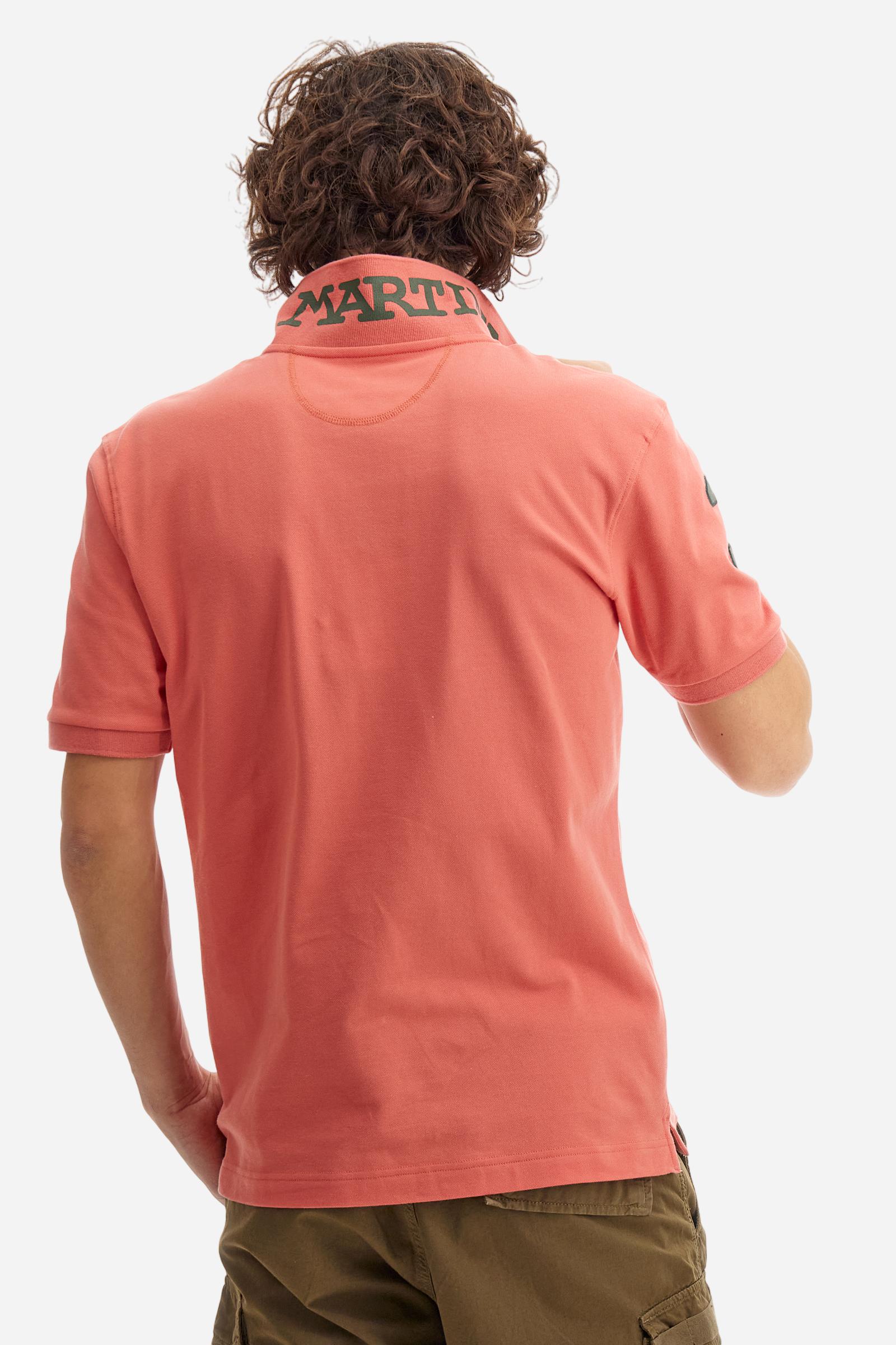 Men's plain short-sleeved polo shirt made from stretch piqué. Two-button fastening. The collar and cuffs are made from tone-on-tone ribbed fabric. A contrasting fabric patch depicting the number 3 is appliquéd on the right sleeve. The logo is embroidered on the left side of the chest in contrasting thread. Under the collar, there is a large contrasting print of the La Martina lettering. Regular fit. The model is wearing a size L. - Acai